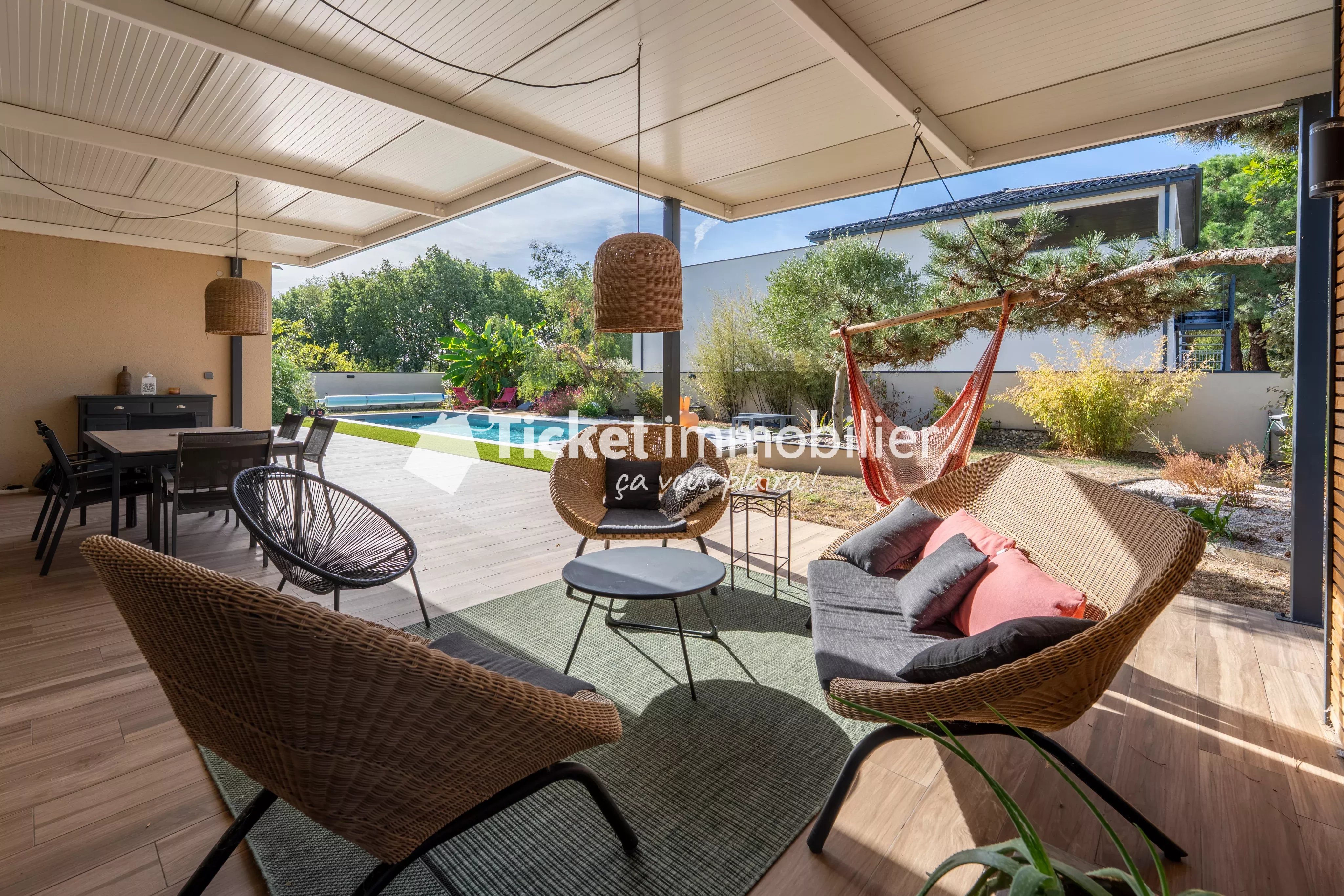 Villa 7 pièces de 304,16m2 avec piscine, carport hors couloir aérien