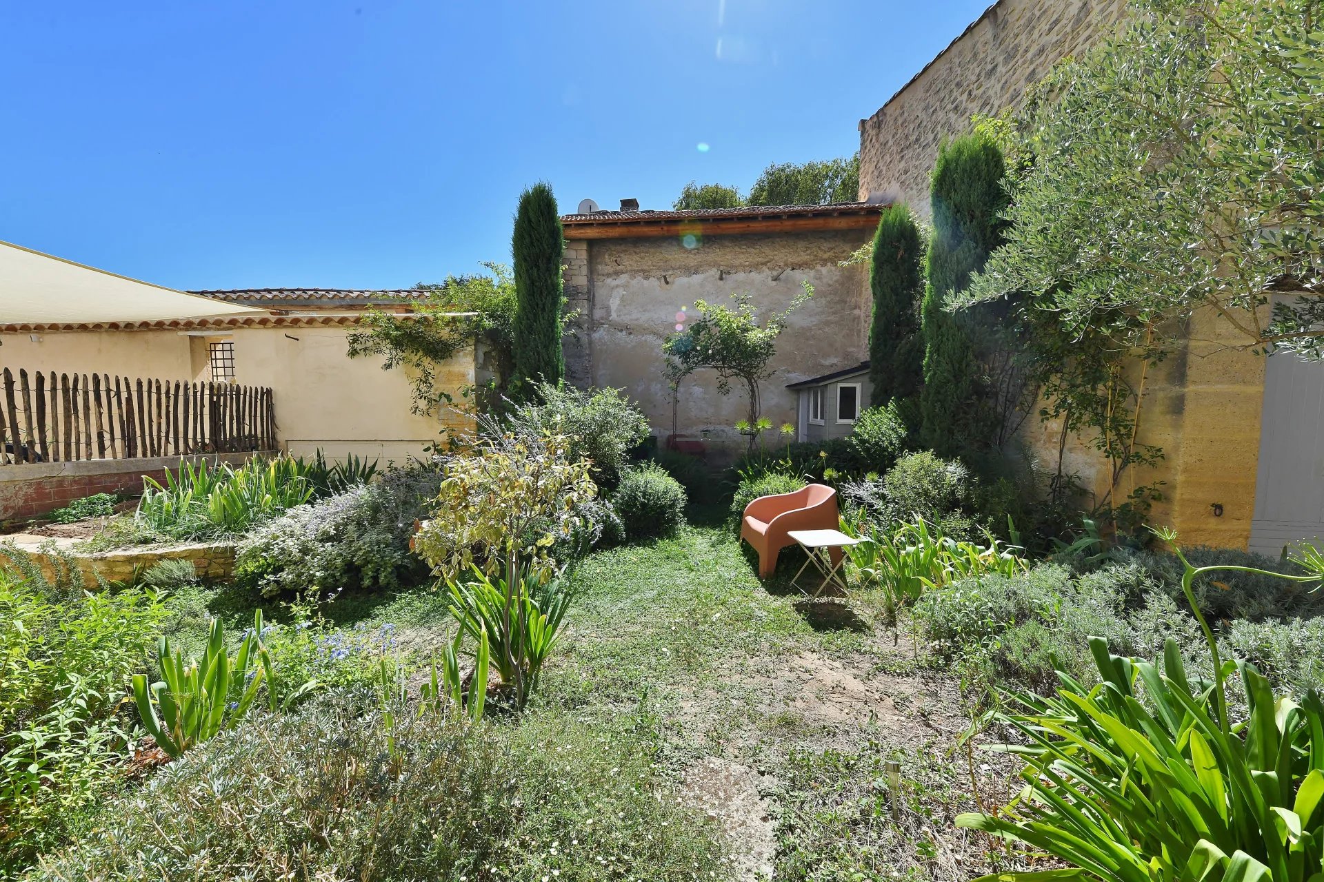 Maison de village avec jardin, bassin de nage et dépendance...