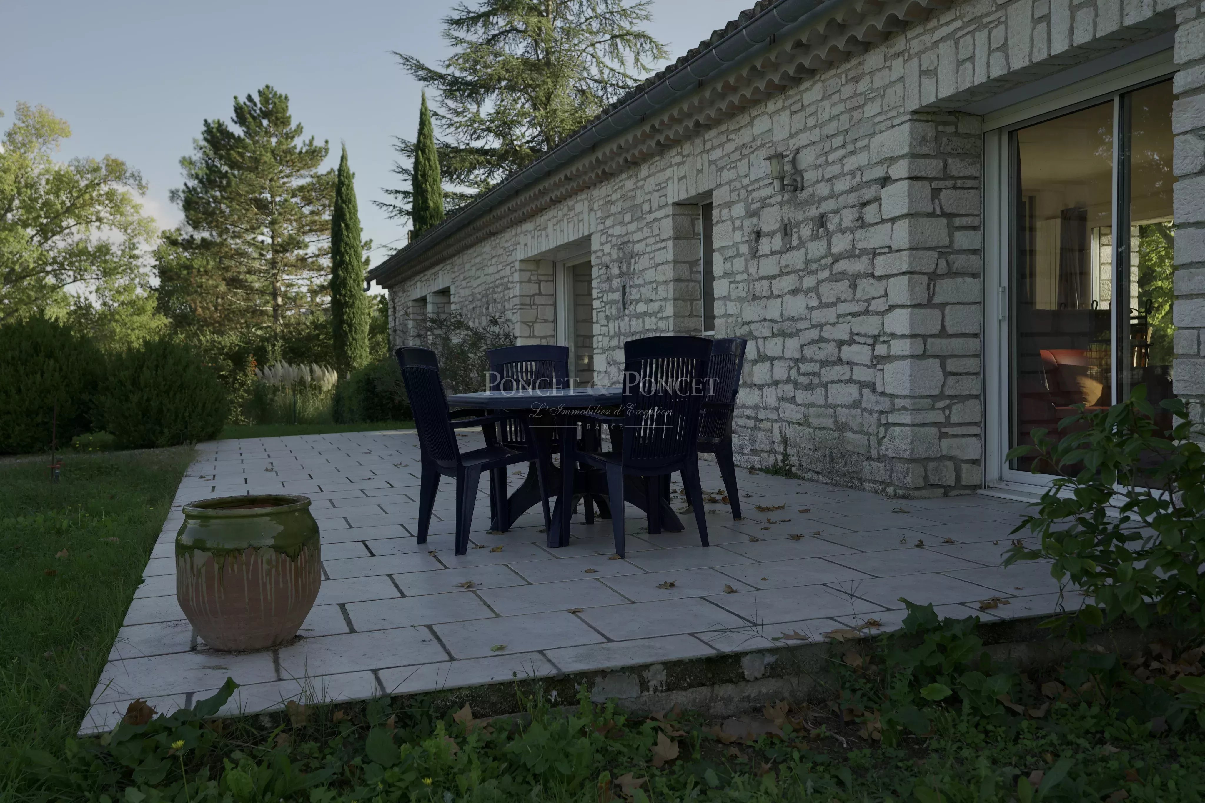 3 maisons sur une vaste propriété de 8 hectares