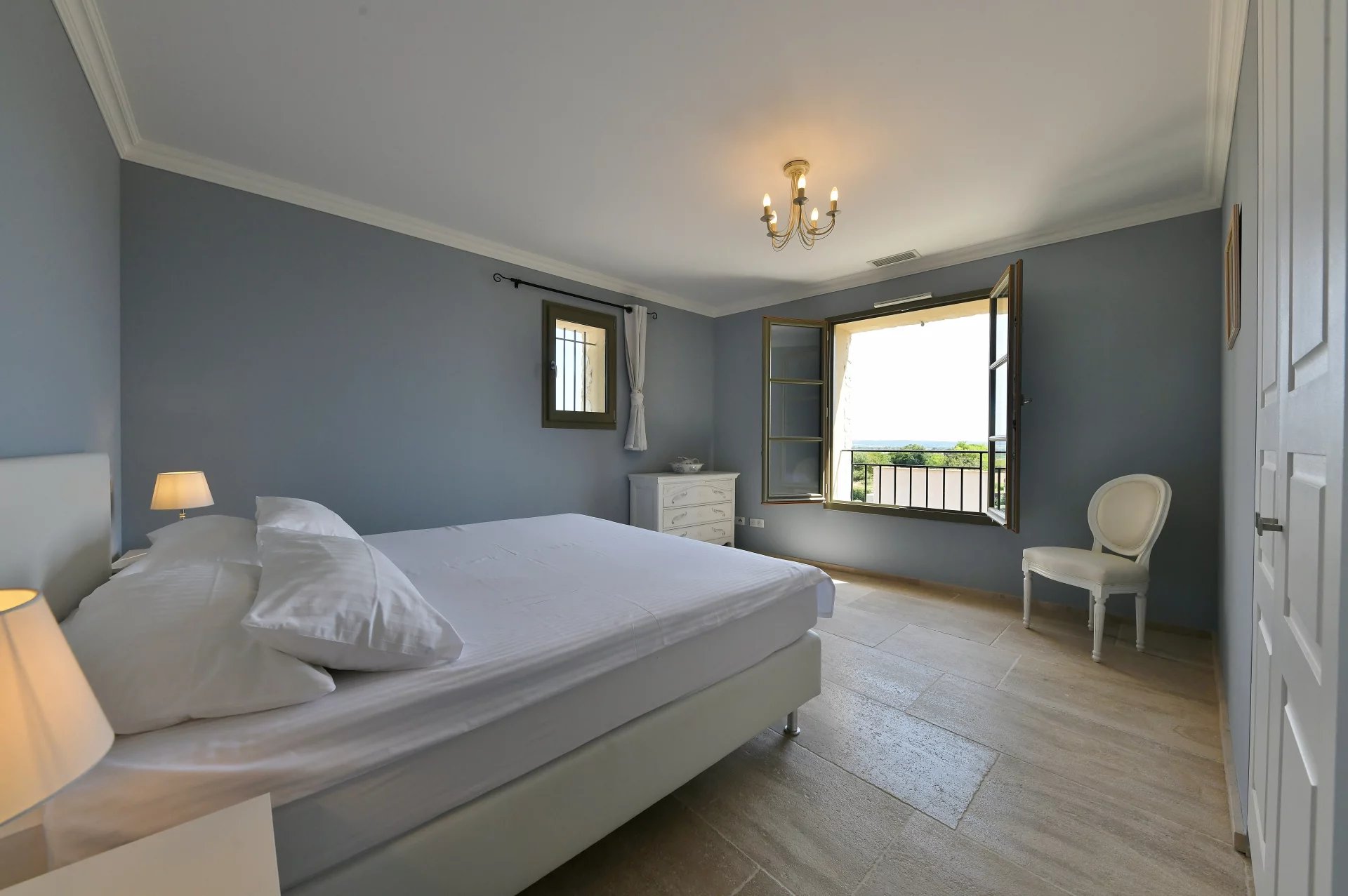 Bastide contemporaine de 160 m² avec couloir de nage