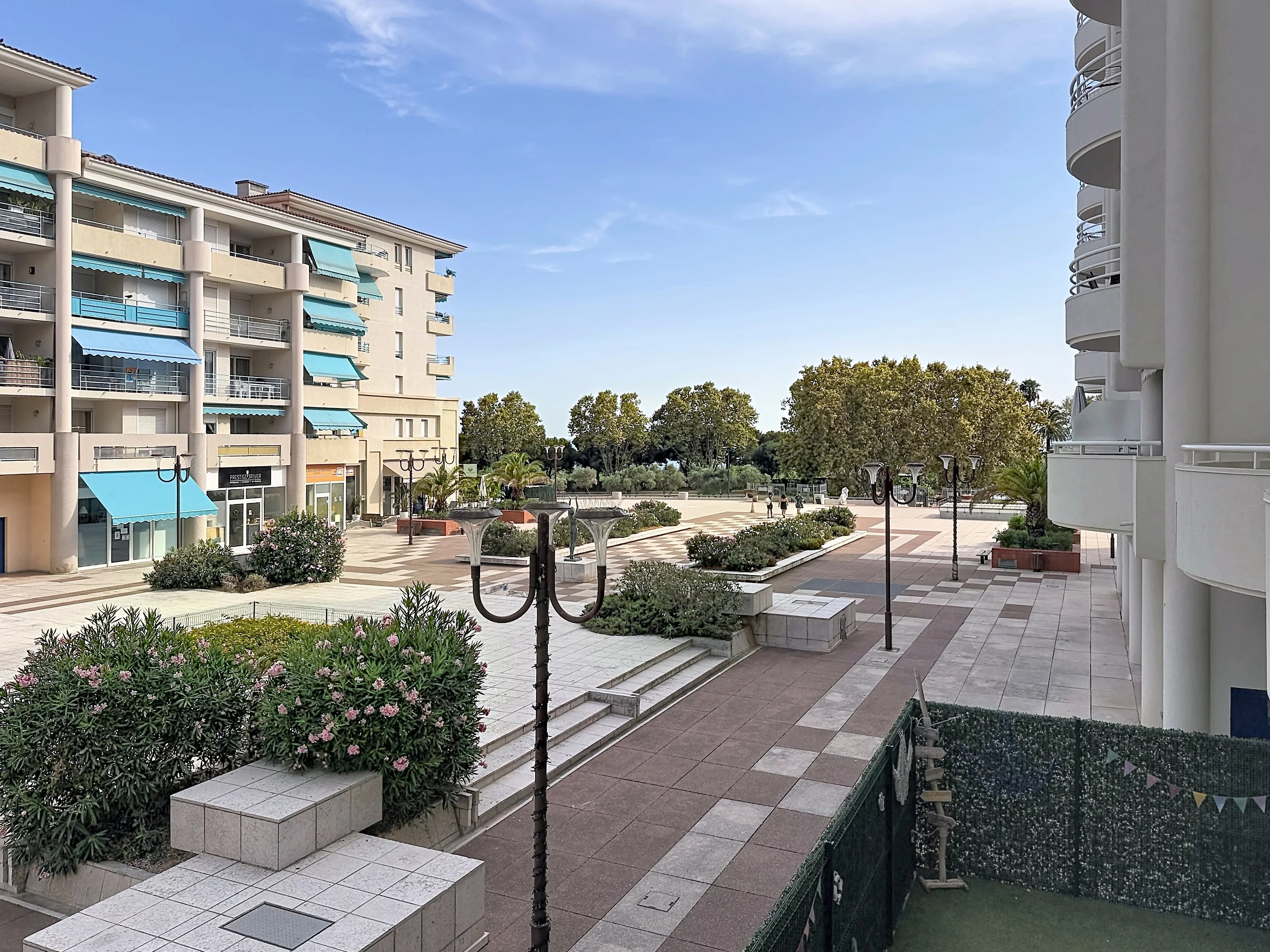 JUAN LES PINS - ENSEMBLE DE DEUX APPARTEMENTS – 102M2 - PISCINE PARC