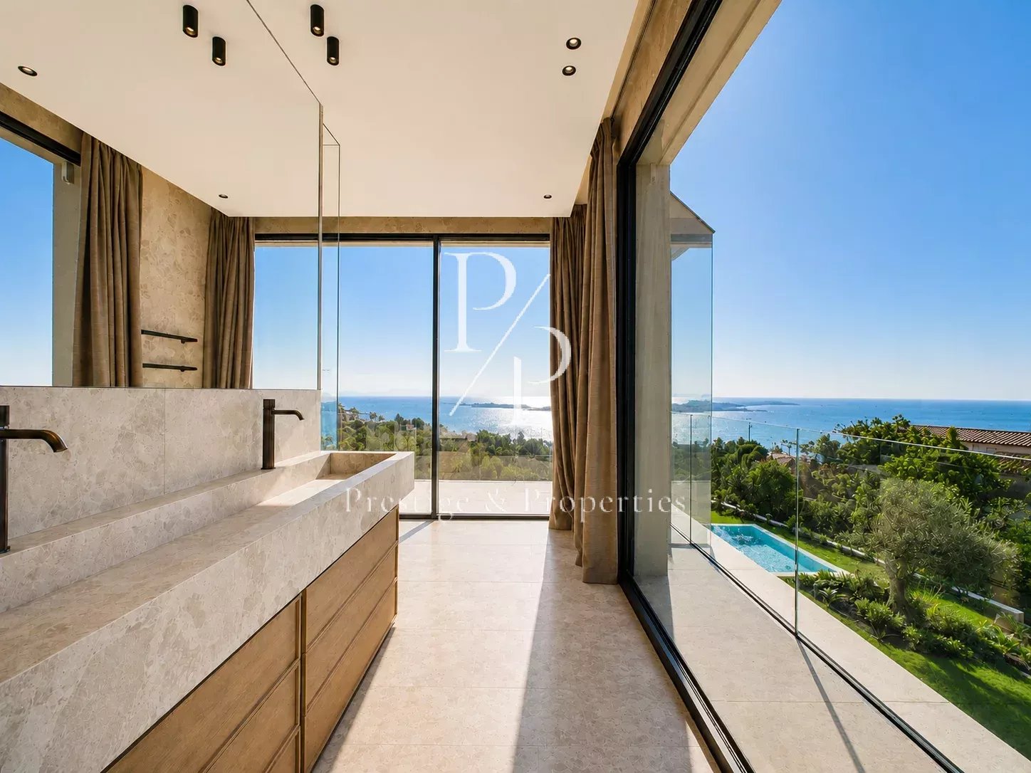 A vendre - Villa Neuve - 525m2 - Garage 10 voitures - Annexe - Vue mer panoramique - Super Cannes
