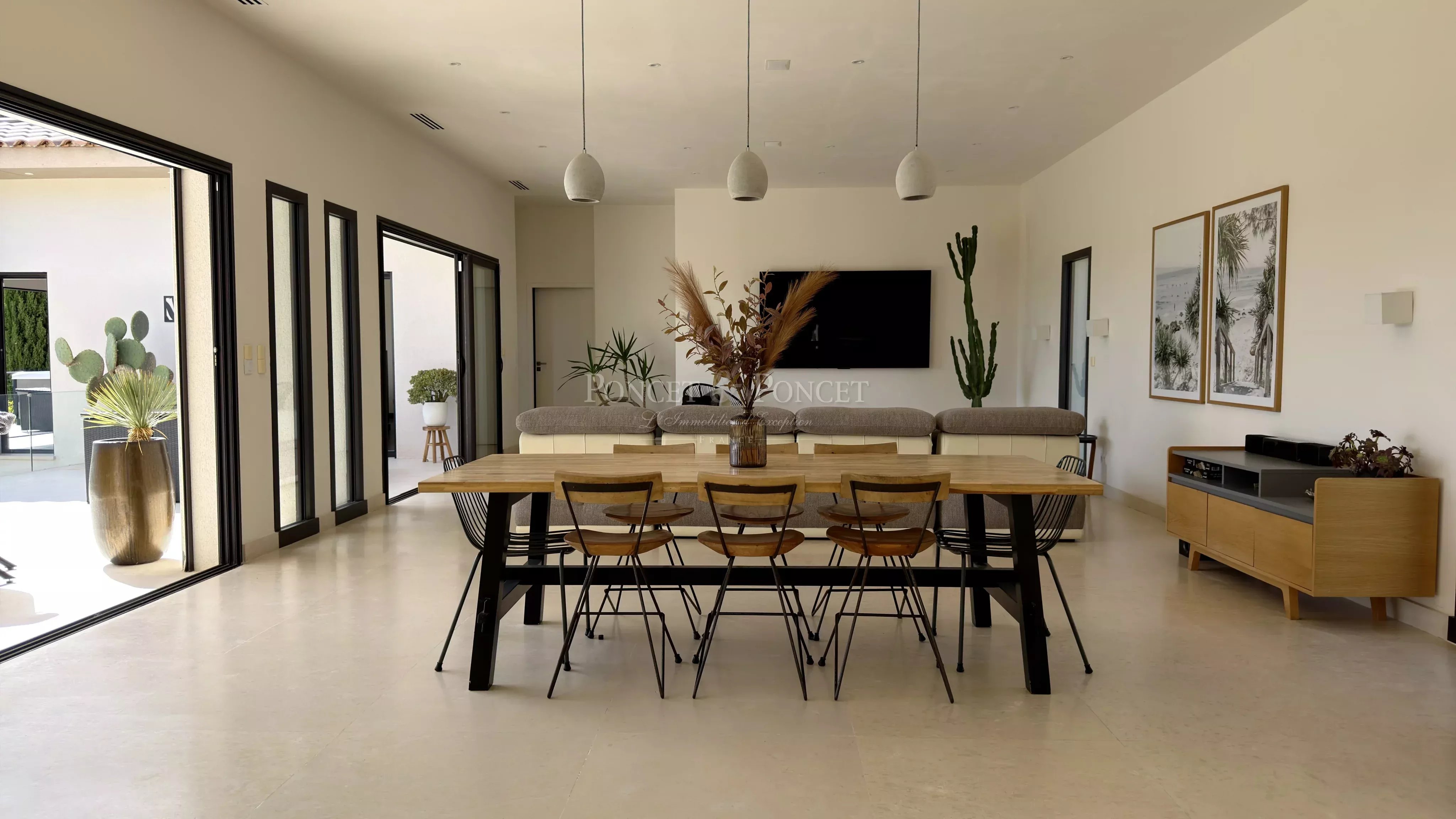 Villa contemporaine de plain pied avec avec vue panoramique sur les vignes et les collines environnantes