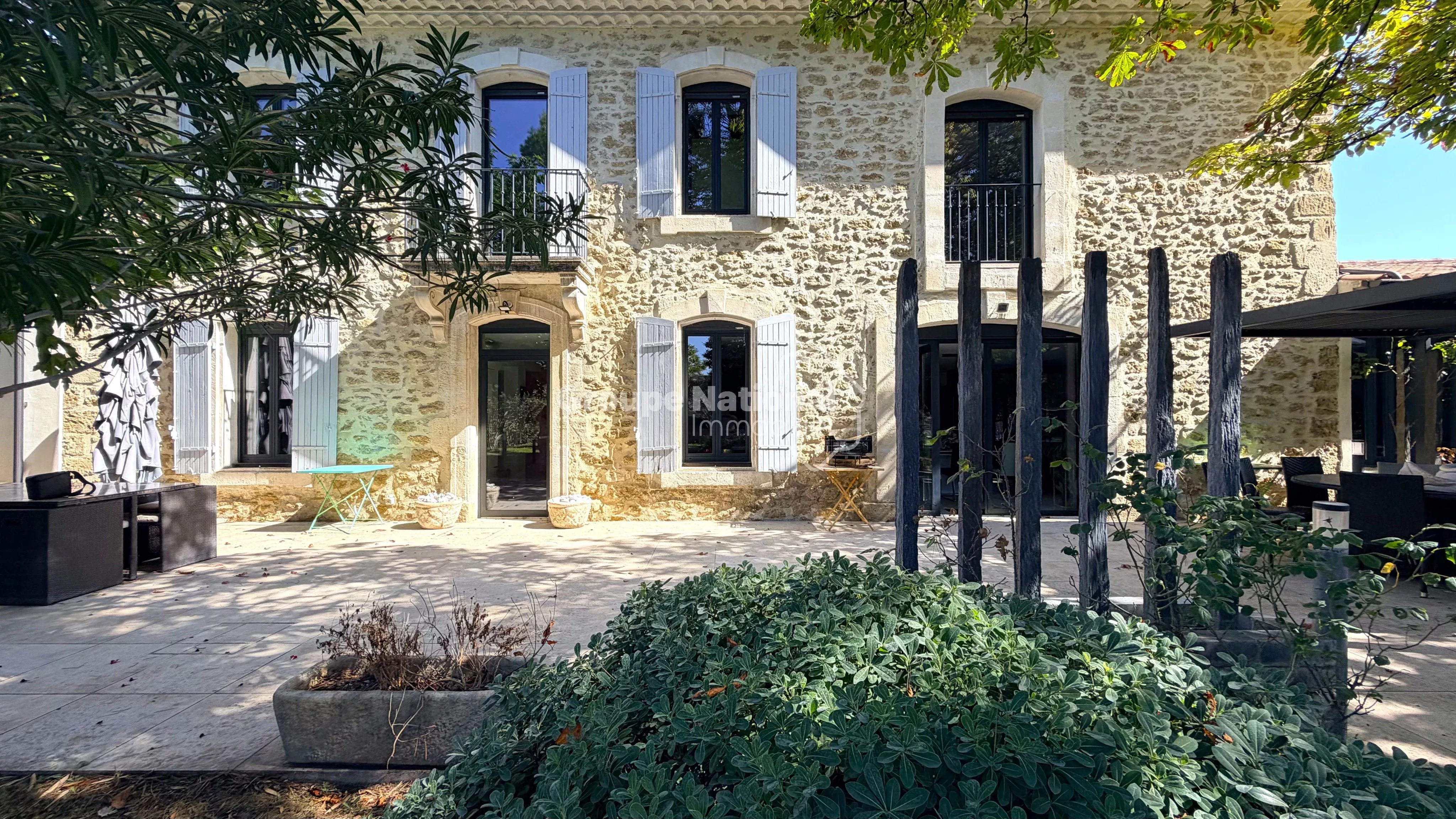 BEDARRIDES - MAS RENOVE EN 2016 DANS UN MAGNIFIQUE PARC ARBORE DE 5 810 M² AVEC PISCINE, 4 GARAGES