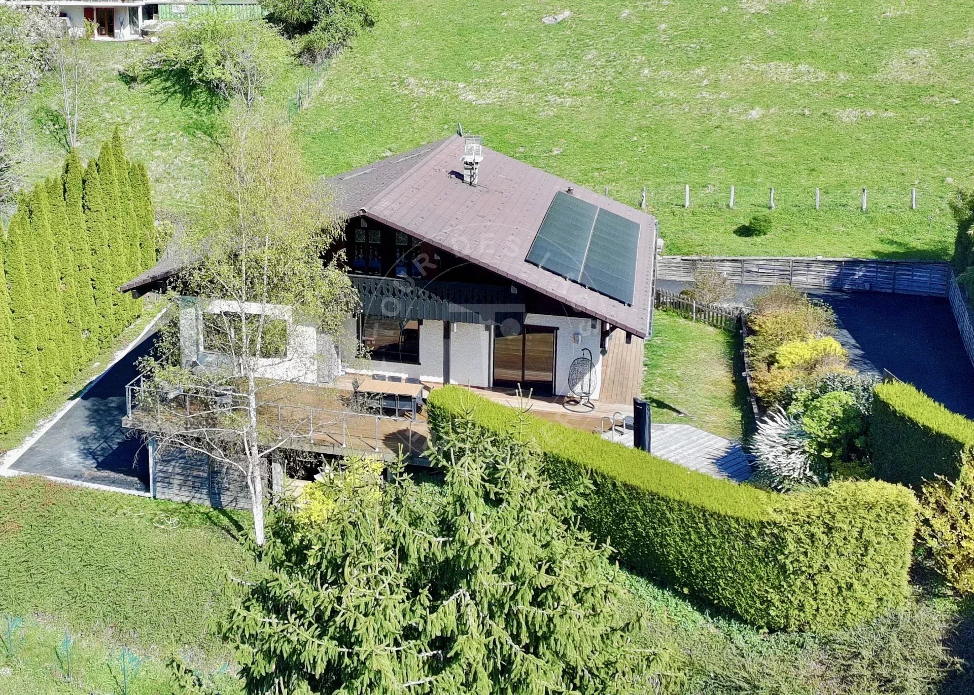 Chalet de 195 m2 habitables au calme, premières hauteurs de Thônes