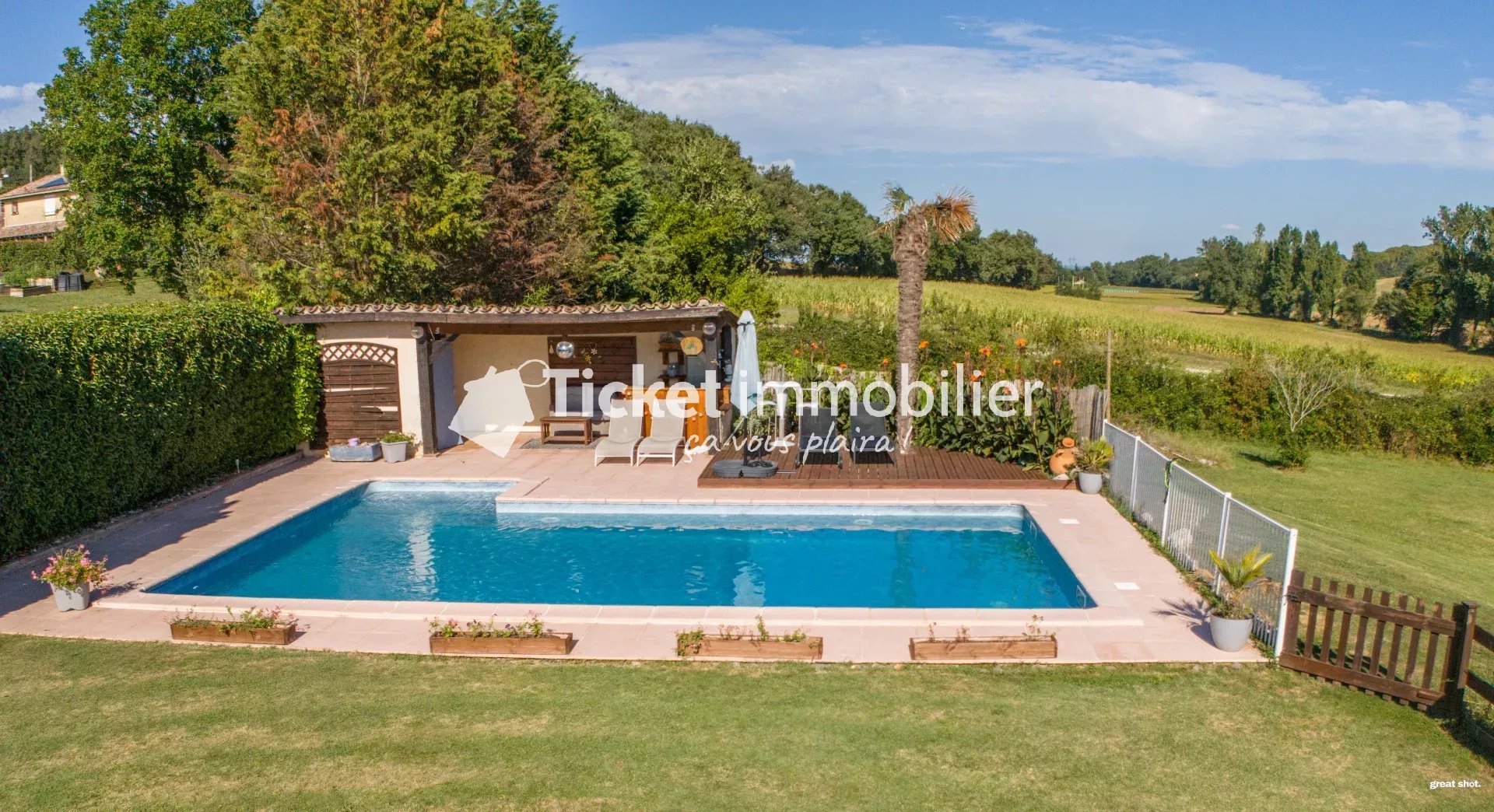 THIL - Maison T5 de 226m2 avec piscine, terrain de 9000m2 et dépendance à rénover