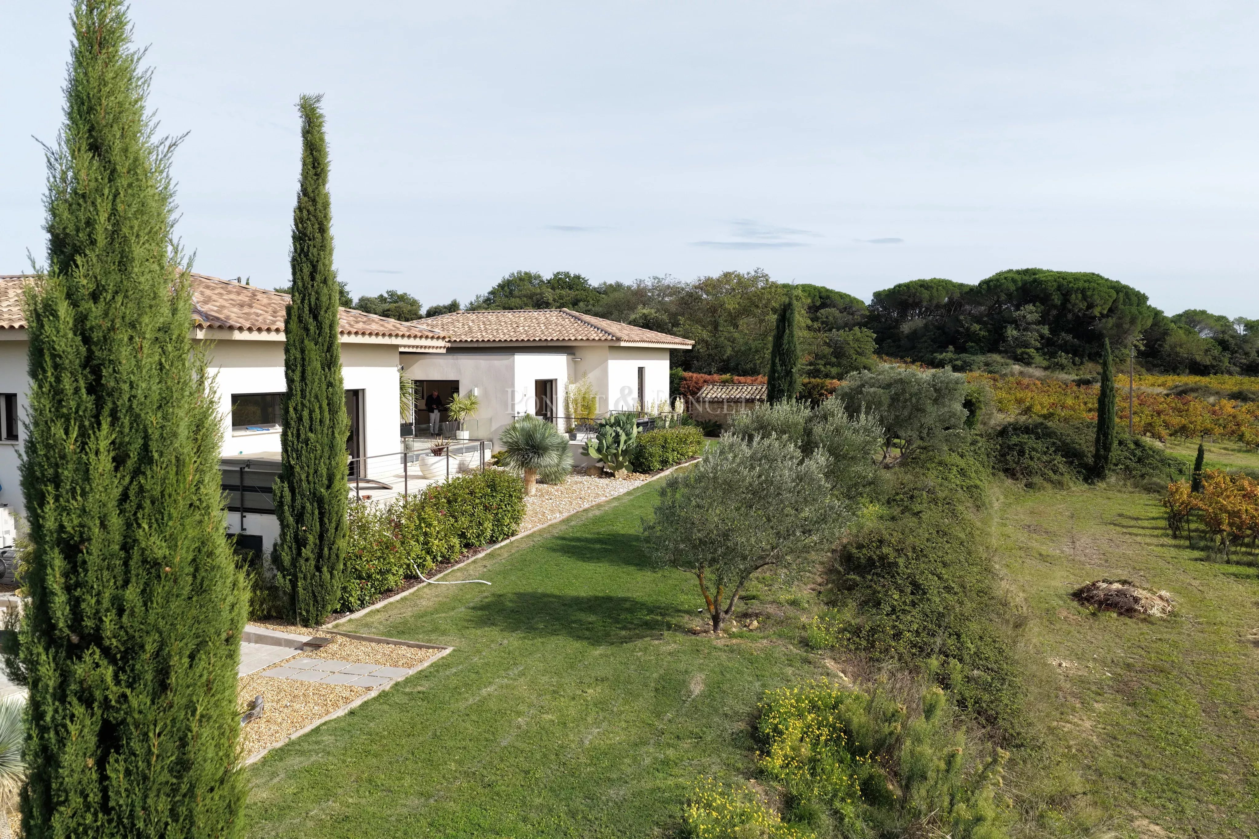Villa contemporaine de plain pied avec avec vue panoramique sur les vignes et les collines environnantes