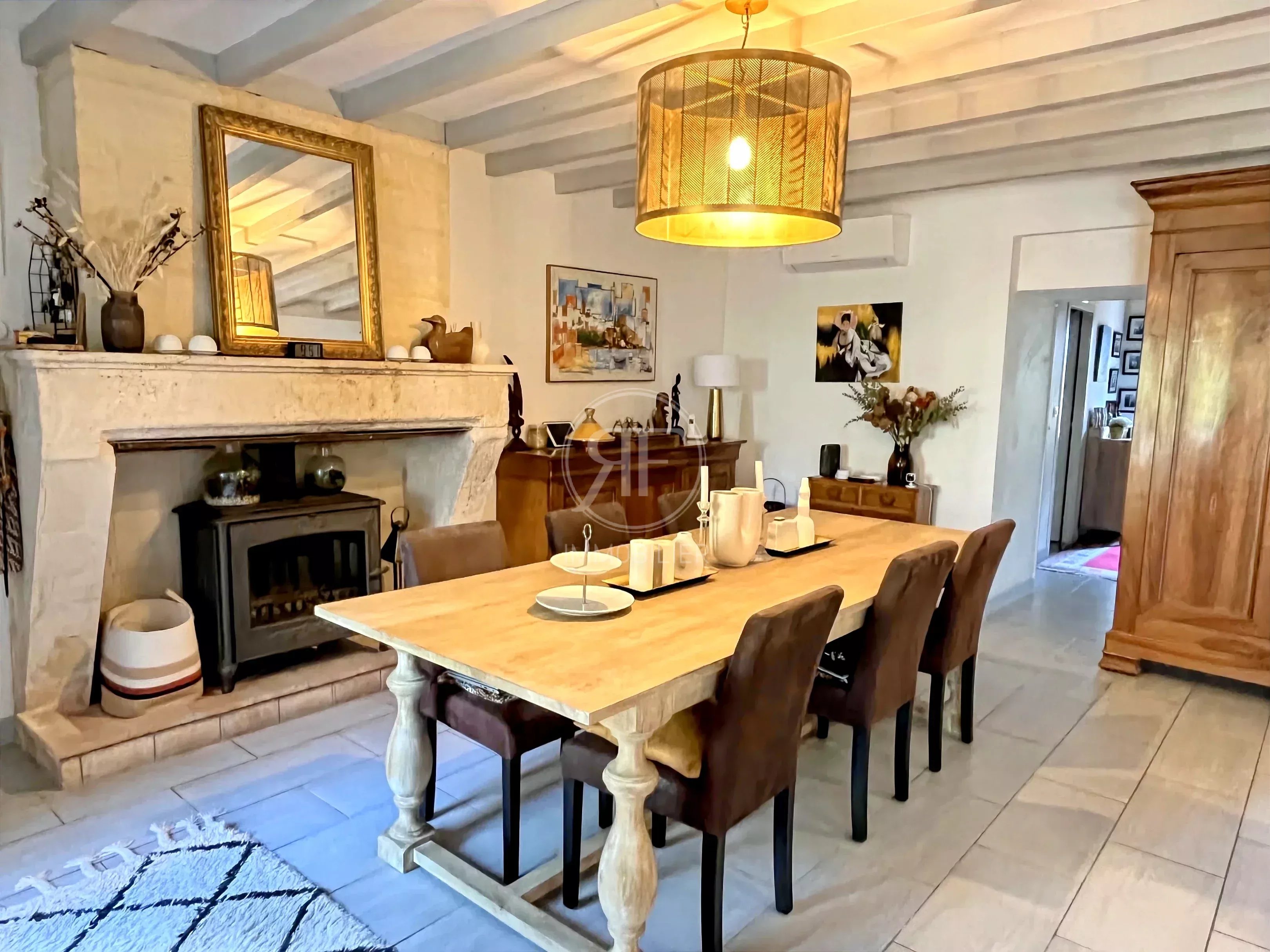 Maison familiale + dépendances avec jardin et piscine