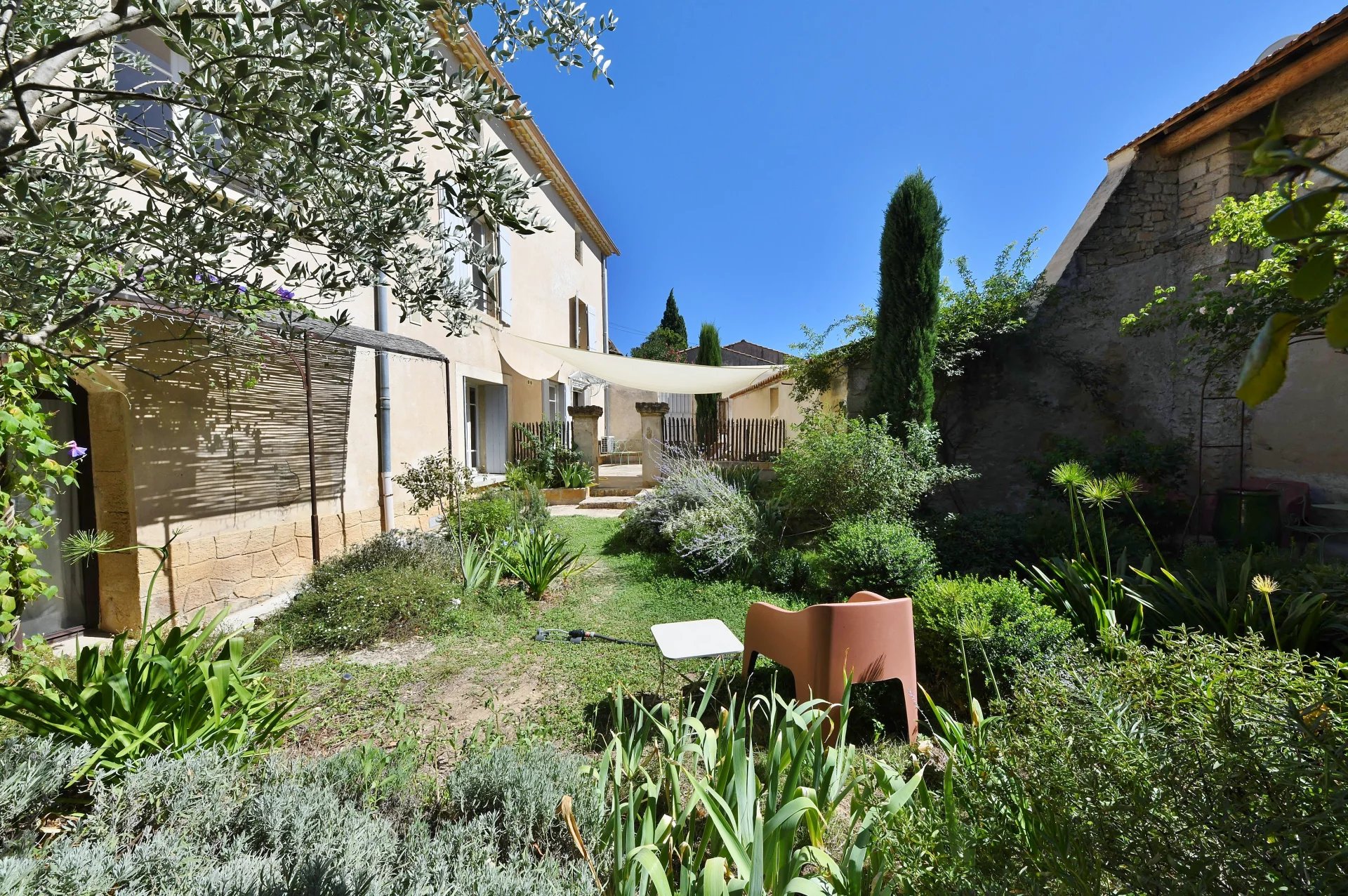 Maison de village avec jardin, bassin de nage et dépendance...