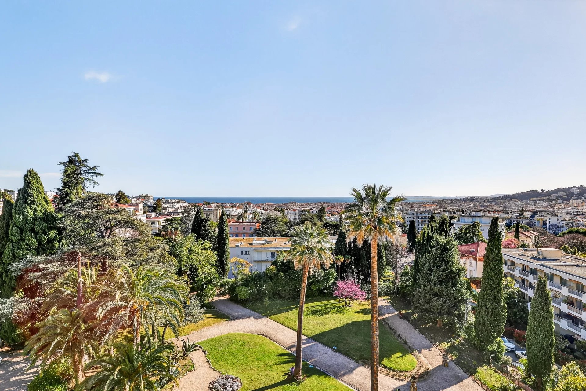 Dernier étage – Appartement de luxe rénové avec vue mer panoramique