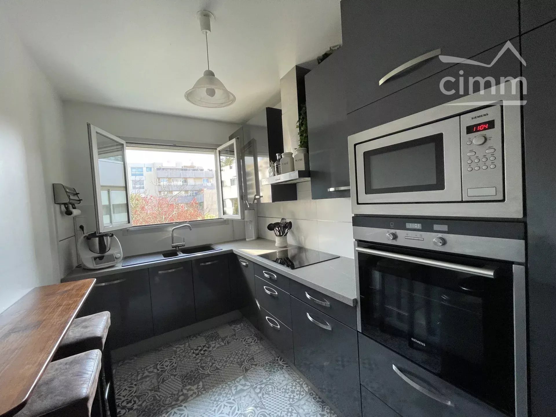 Verdure et beaux volumes pour ce T4 avec loggia, caves et parkings