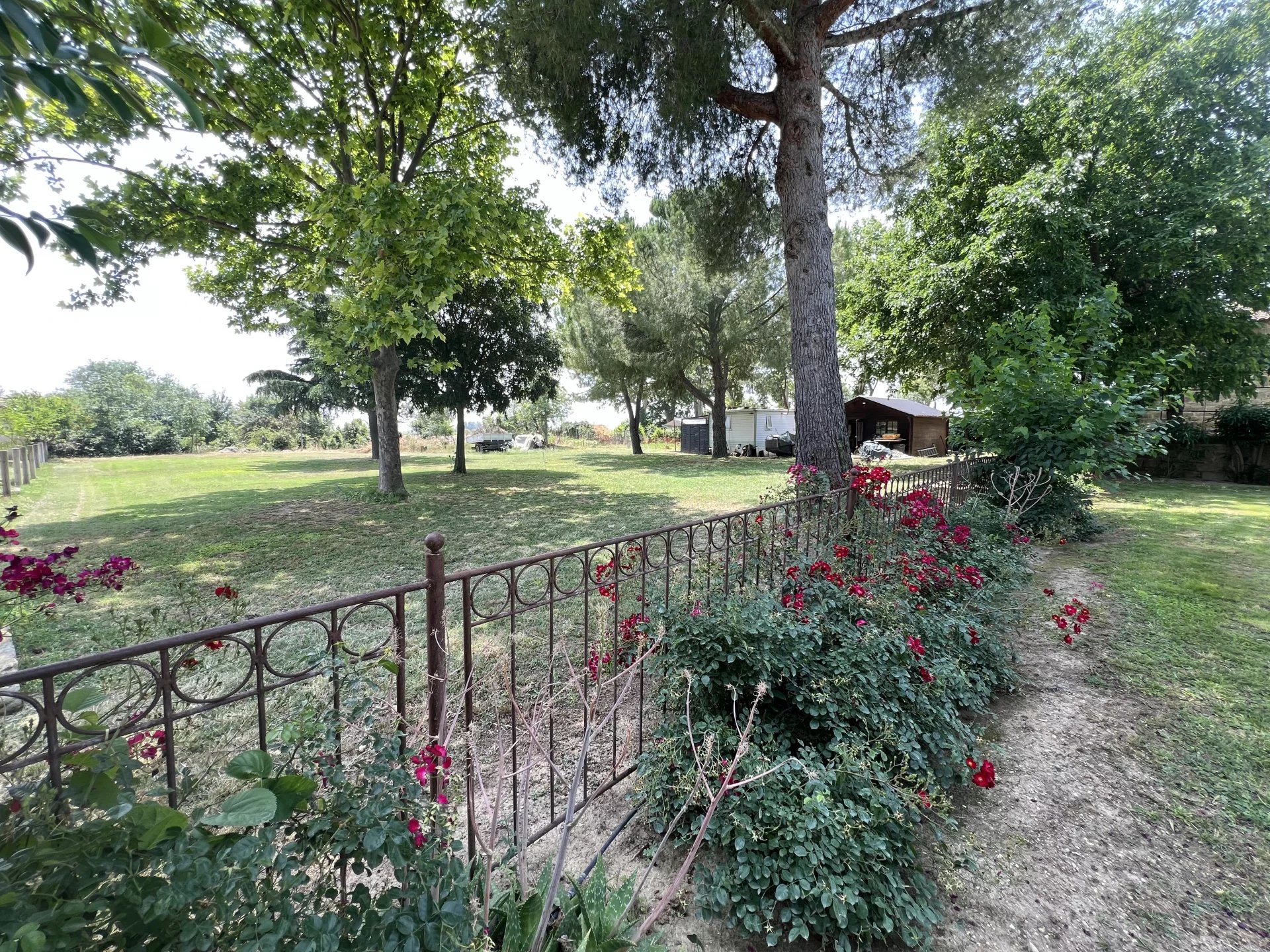 Cailar, Mas 380m² plus 120m² de combles à aménager, 6chs sur parcelle 8000m² avec piscine