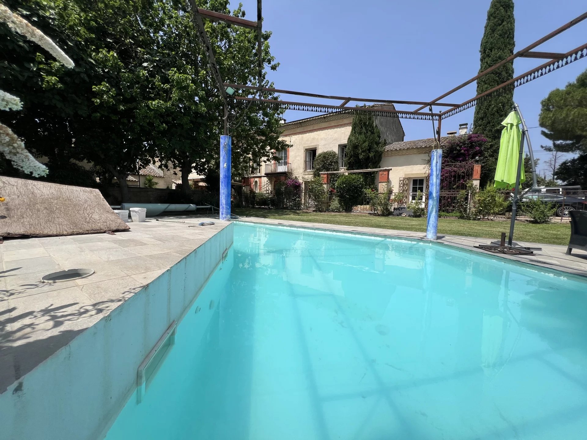 Cailar, Mas 380m² plus 120m² de combles à aménager, 6chs sur parcelle 8000m² avec piscine