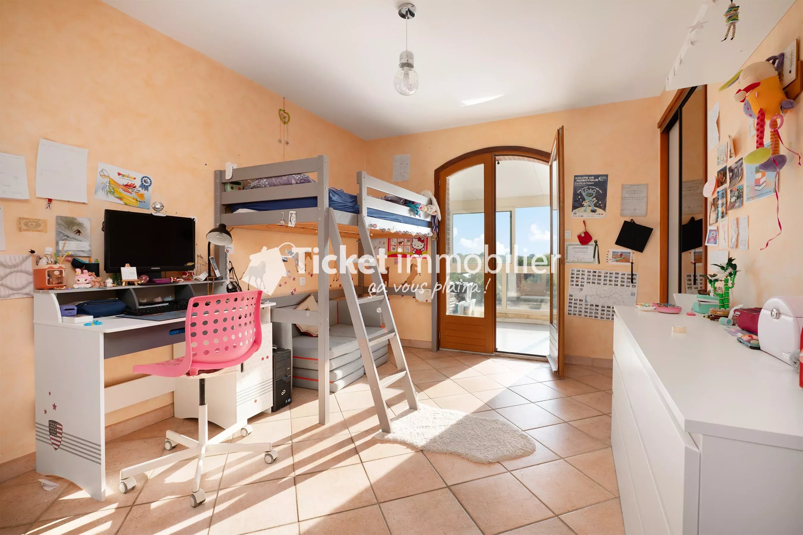 VILLA T6 215m2 TERRAIN 5558m2 CONSTRUCTIBLE, PISCINE AU SEL LINER NEUF, AQUATHERMIE 2 PUITS, 4KW PANNEAUX, DOUBLE VERANDA 72m2, CHAUFFAGE SOL, CAVE A VIN, VUE PYRENEES ETC ...