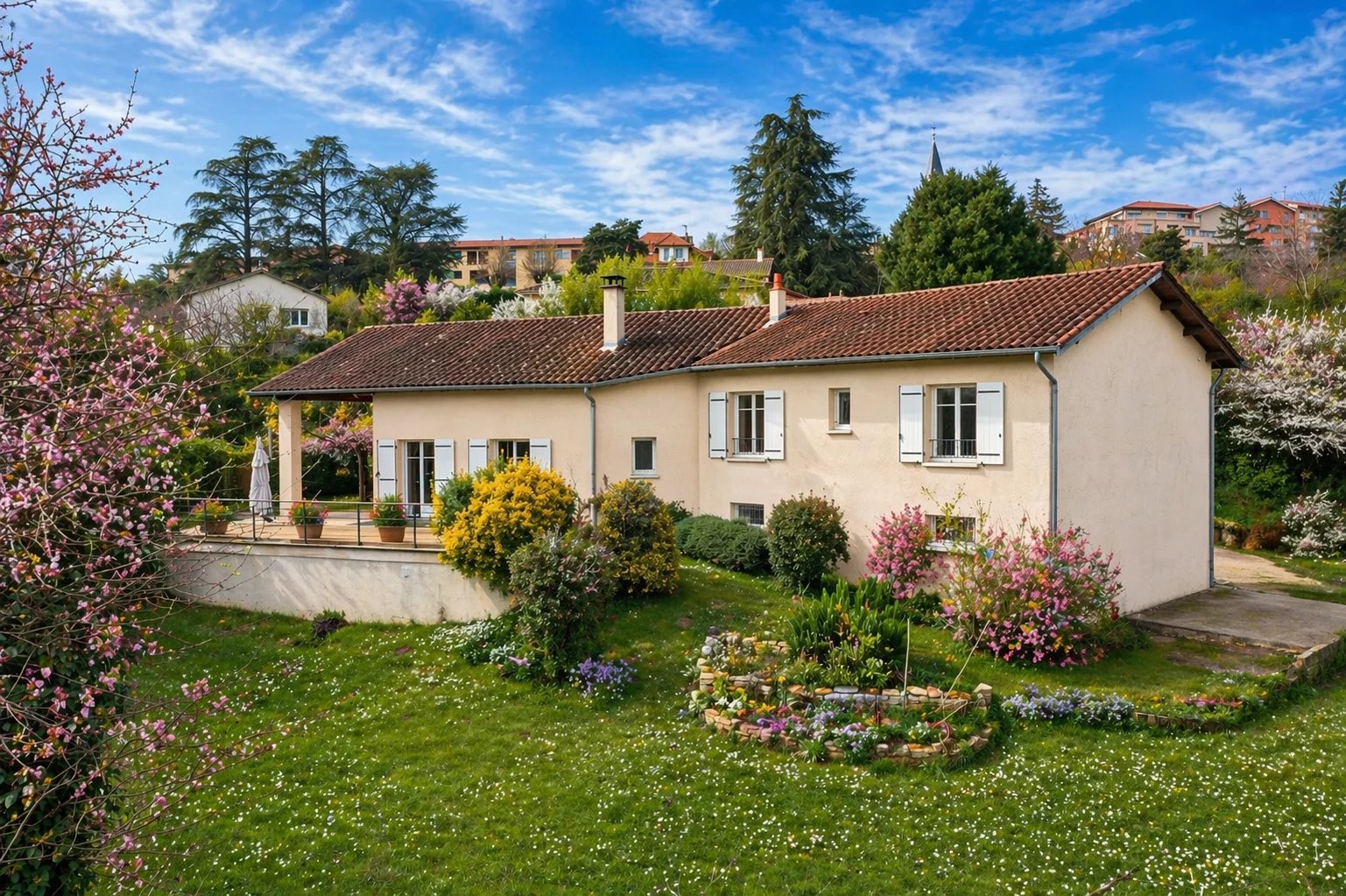 Grande maison - 6 ch. - 238m2 - grand terrain - calme et nature