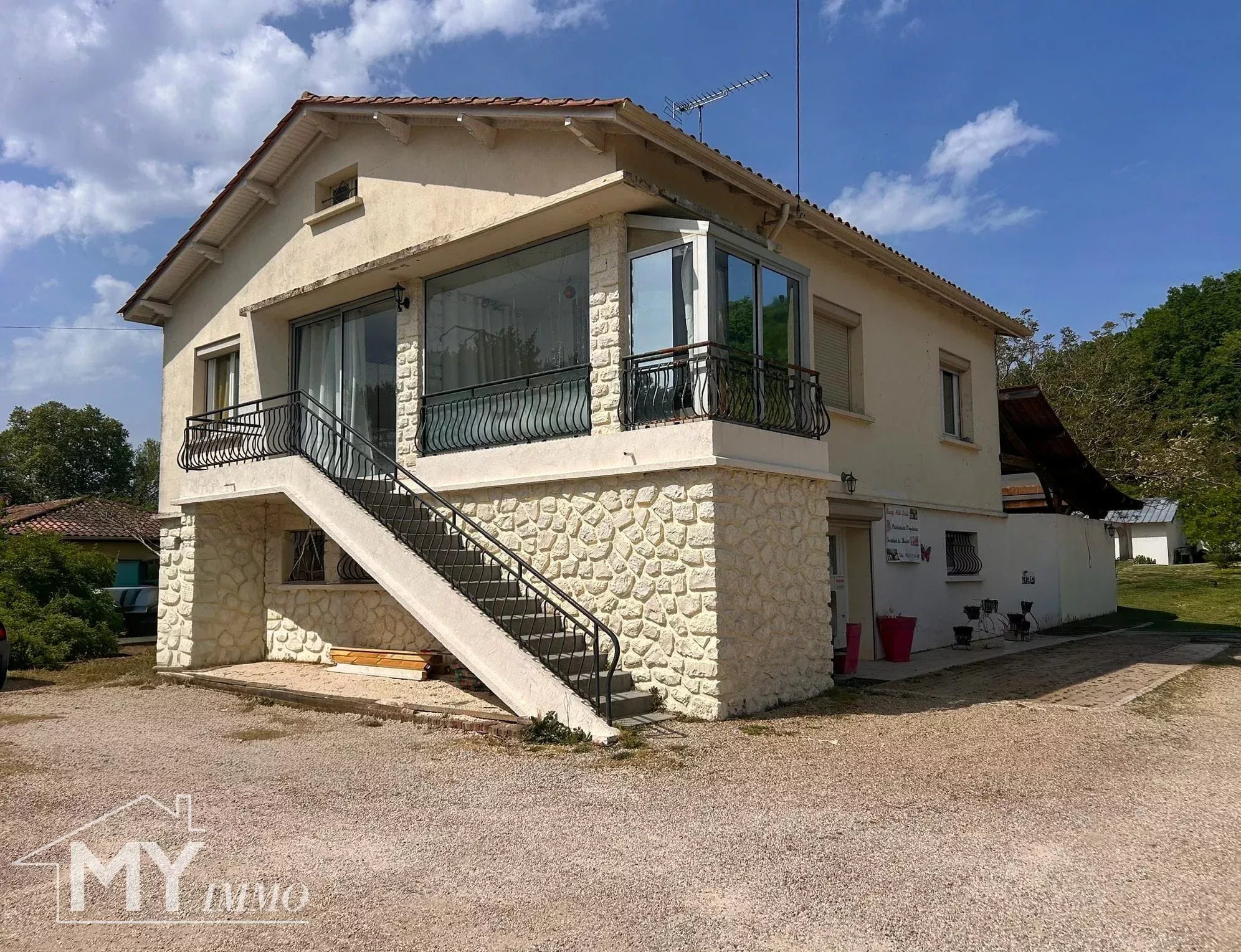 PRIGONRIEUX : Maison familiale avec piscine et grand terrain