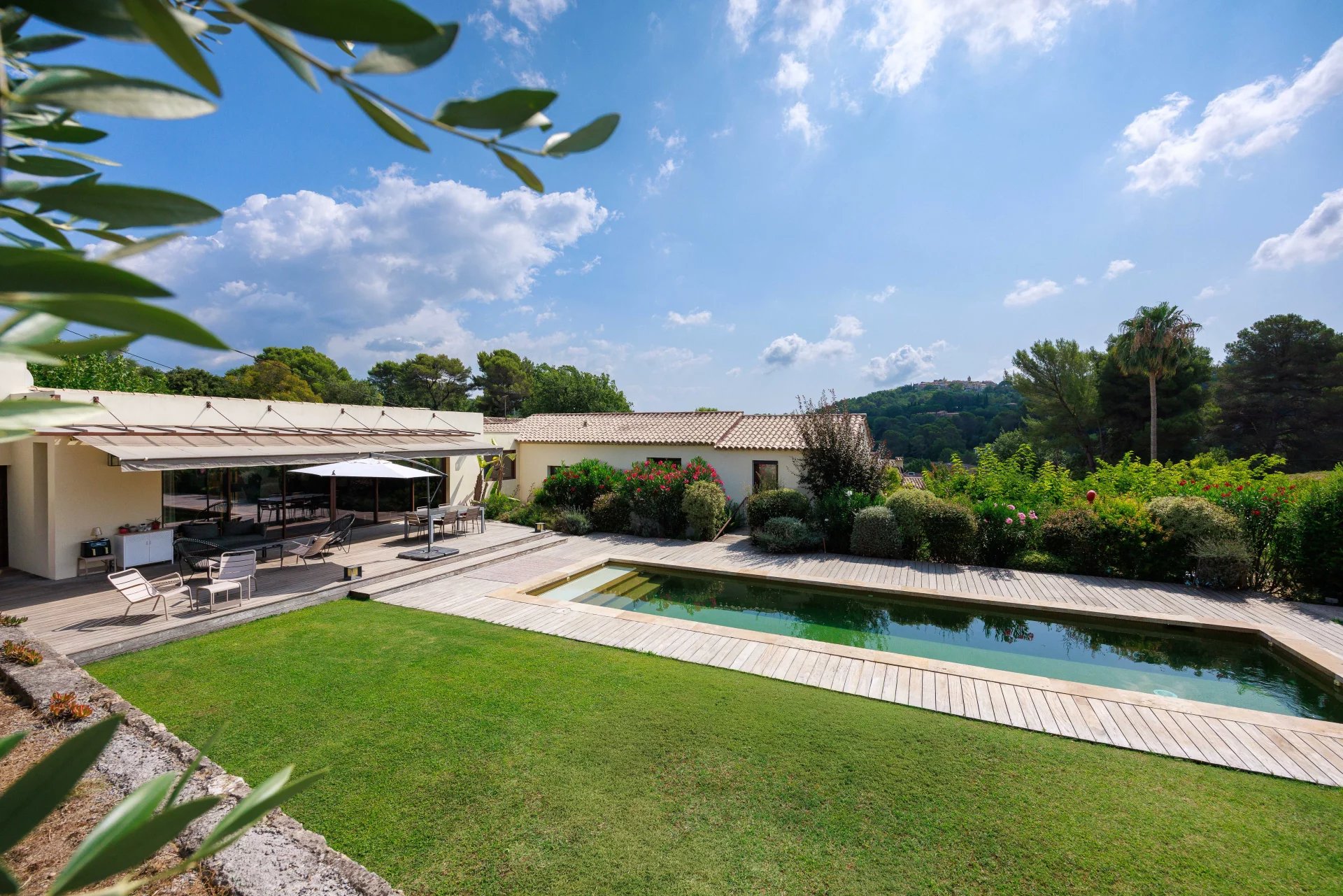 MOUGINS - Élegante bastide renovée de 1887  – Quartier résidentiel au calme à proximité des commerces