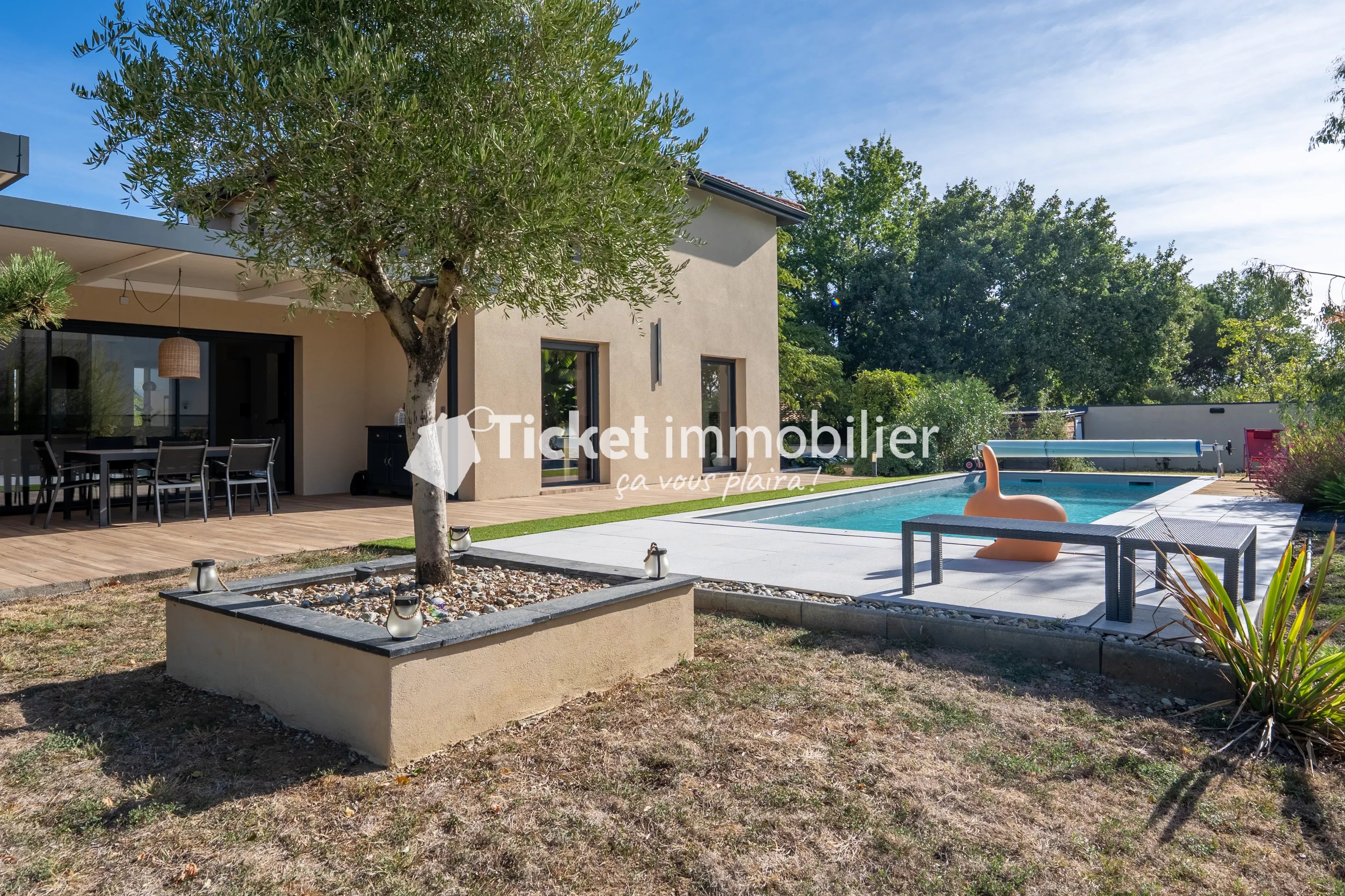 Villa 7 pièces de 304,16m2 avec piscine, carport hors couloir aérien