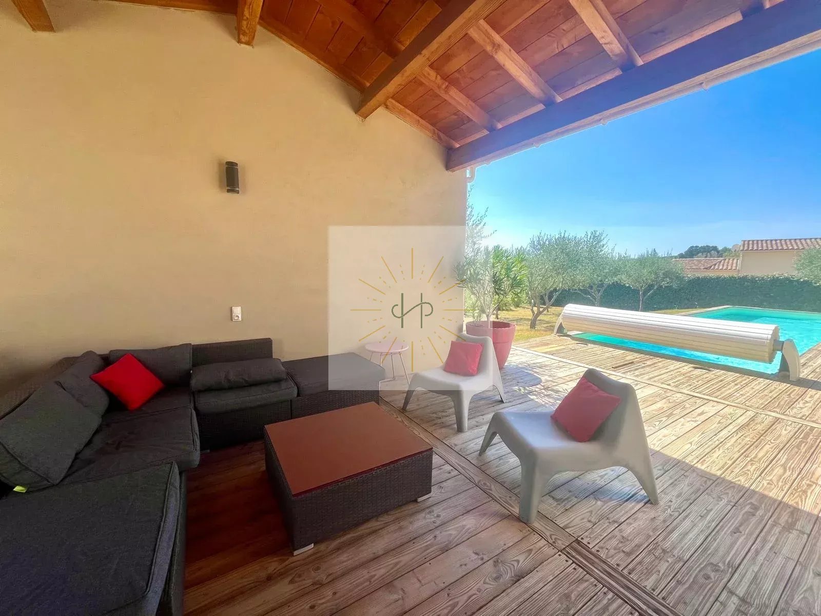 Villa contemporaine de plain-pied avec vue dégagée et piscine