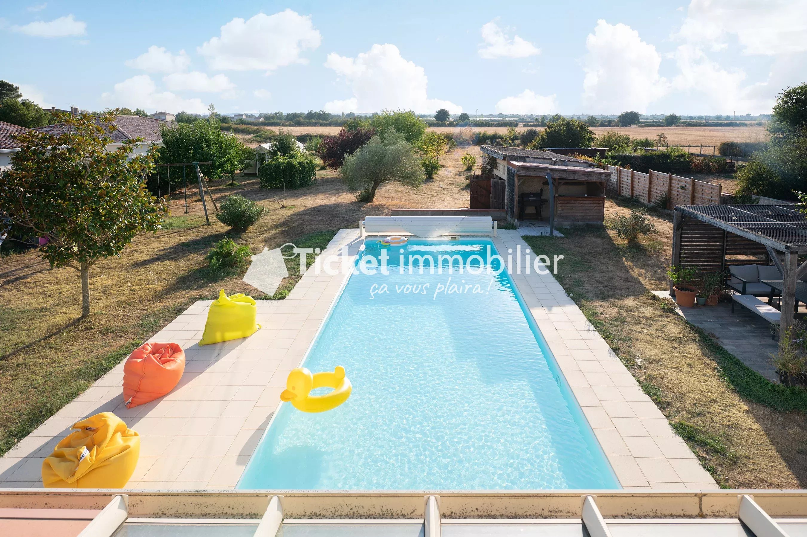 VILLA T6 215m2 TERRAIN 5558m2 CONSTRUCTIBLE, PISCINE AU SEL LINER NEUF, AQUATHERMIE 2 PUITS, 4KW PANNEAUX, DOUBLE VERANDA 72m2, CHAUFFAGE SOL, CAVE A VIN, VUE PYRENEES ETC ...