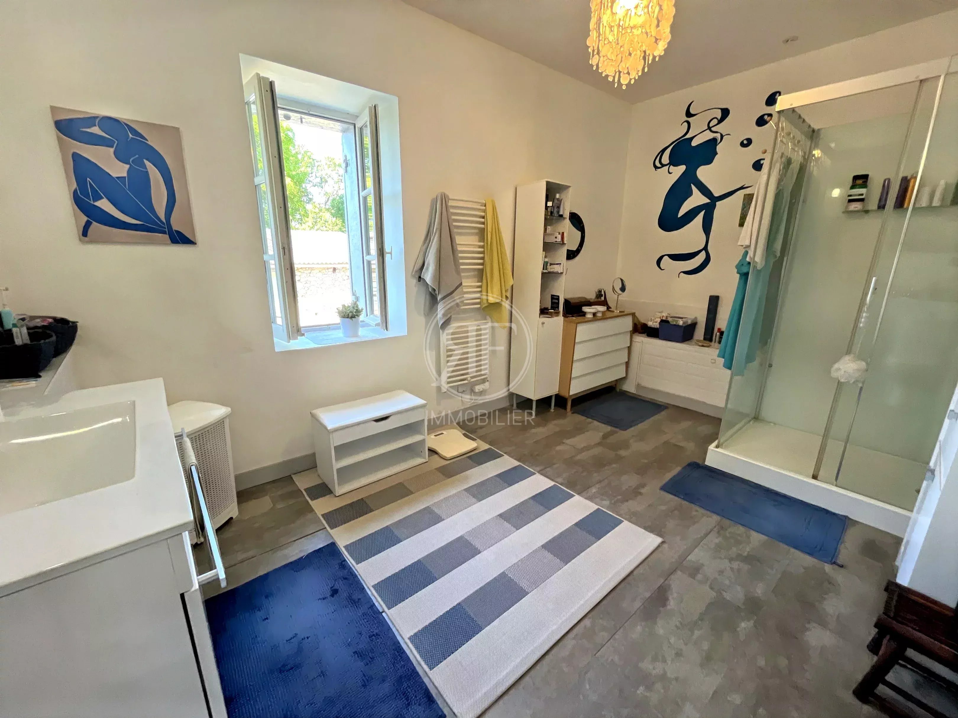 Maison familiale + dépendances avec jardin et piscine