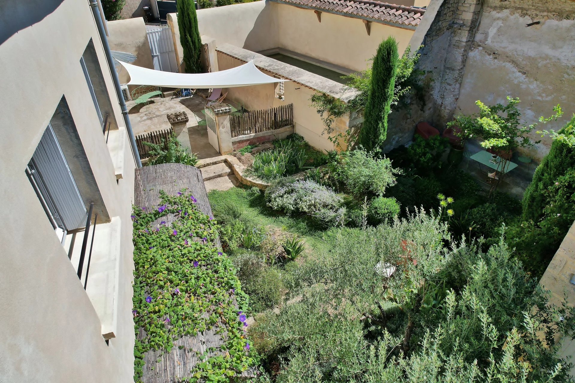 Maison de village avec jardin, bassin de nage et dépendance...