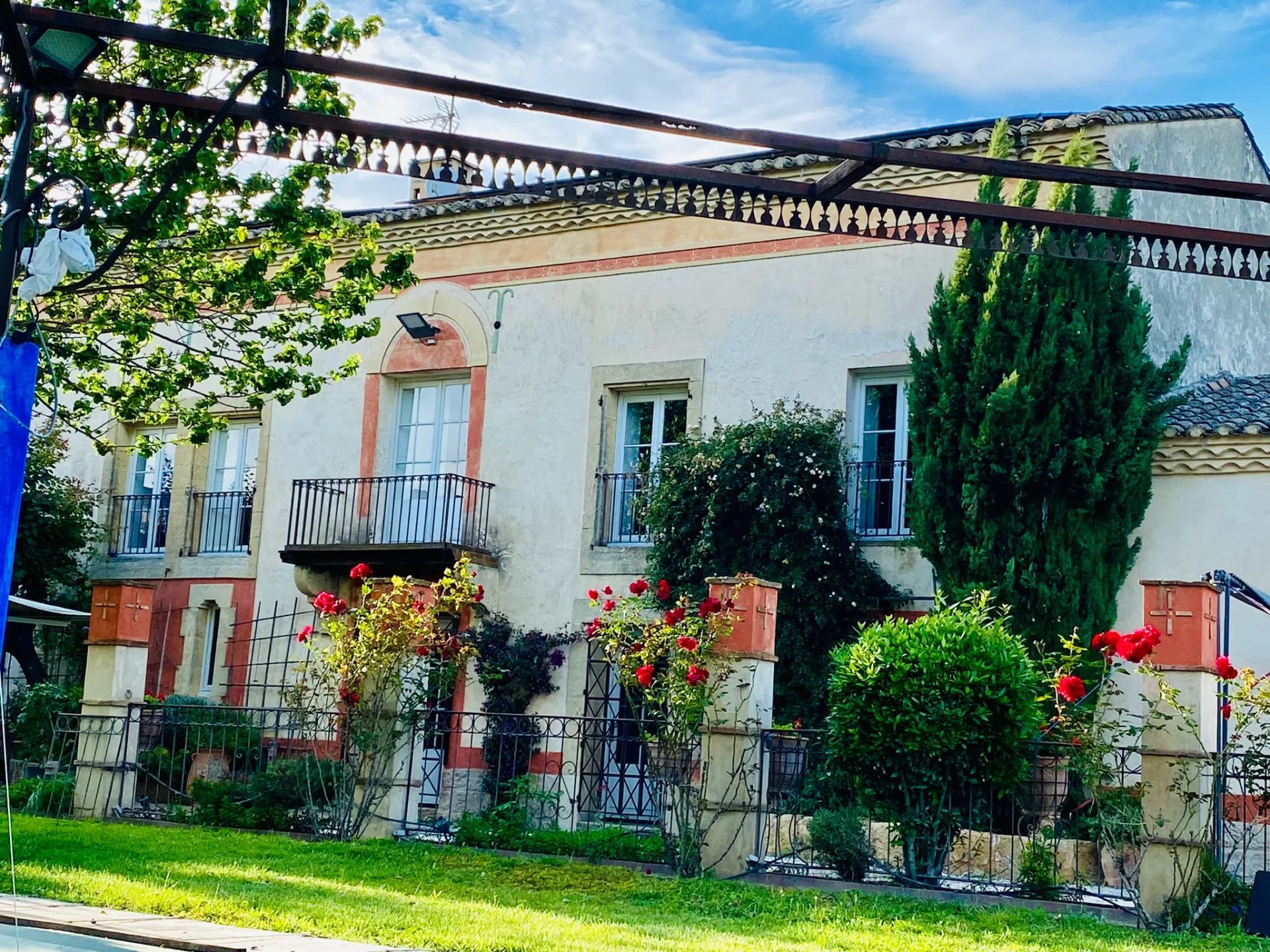 Cailar, Mas 380m² plus 120m² de combles à aménager, 6chs sur parcelle 8000m² avec piscine