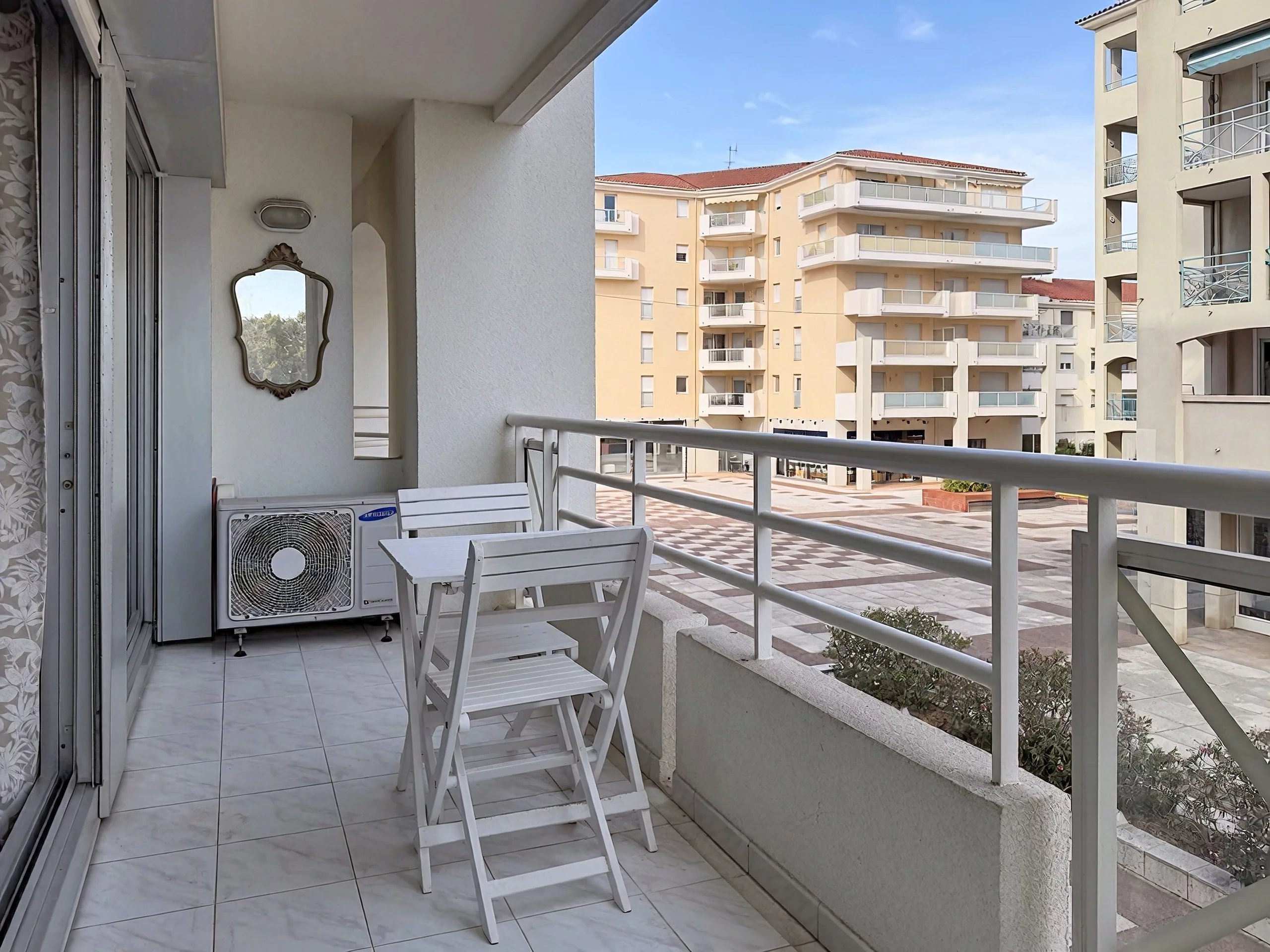 JUAN LES PINS - ENSEMBLE DE DEUX APPARTEMENTS – 102M2 - PISCINE PARC