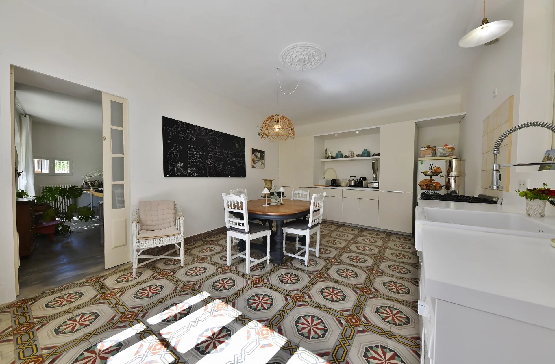 Maison de village avec jardin, bassin de nage et dépendance...