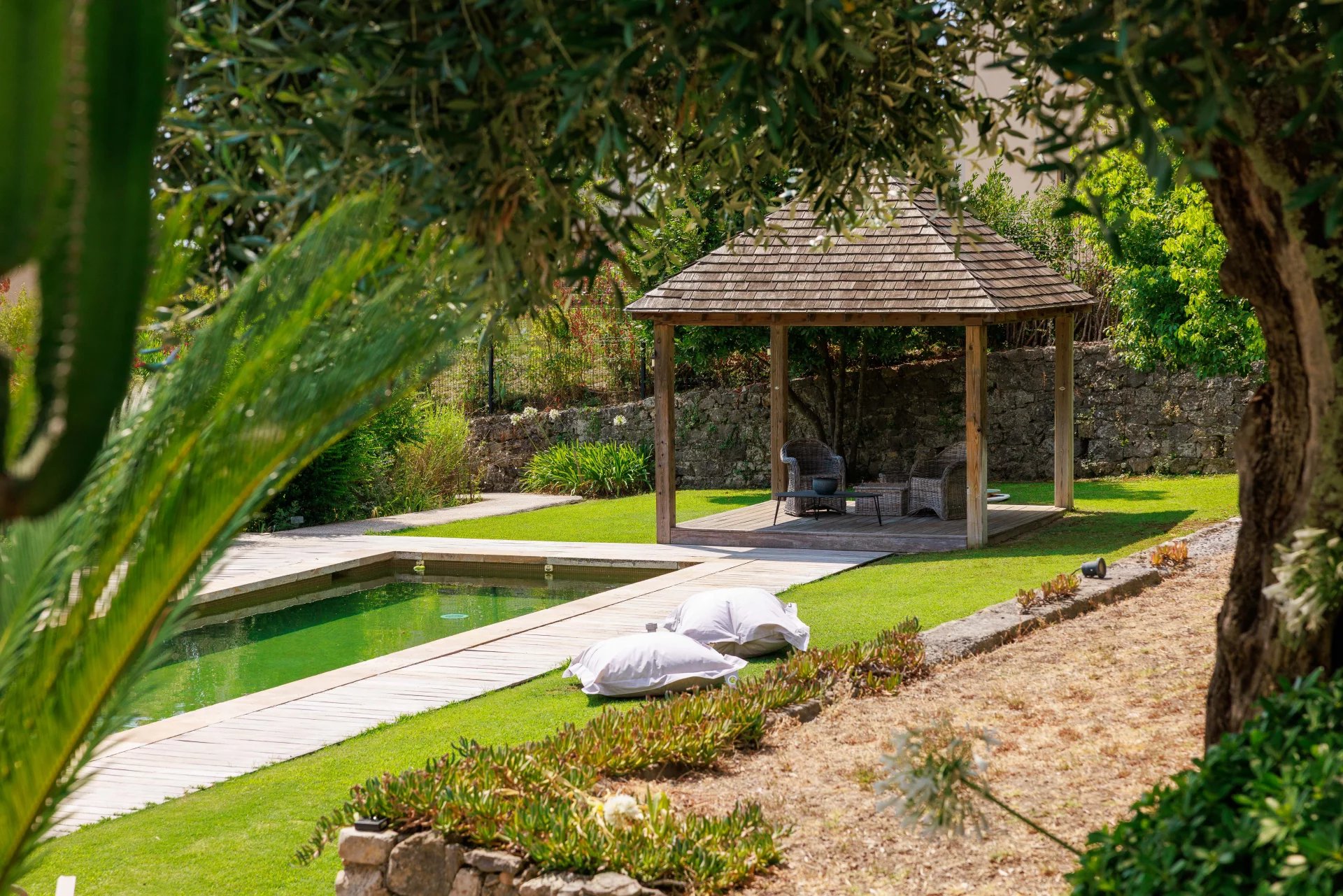 MOUGINS - Élegante bastide renovée de 1887  – Quartier résidentiel au calme à proximité des commerces
