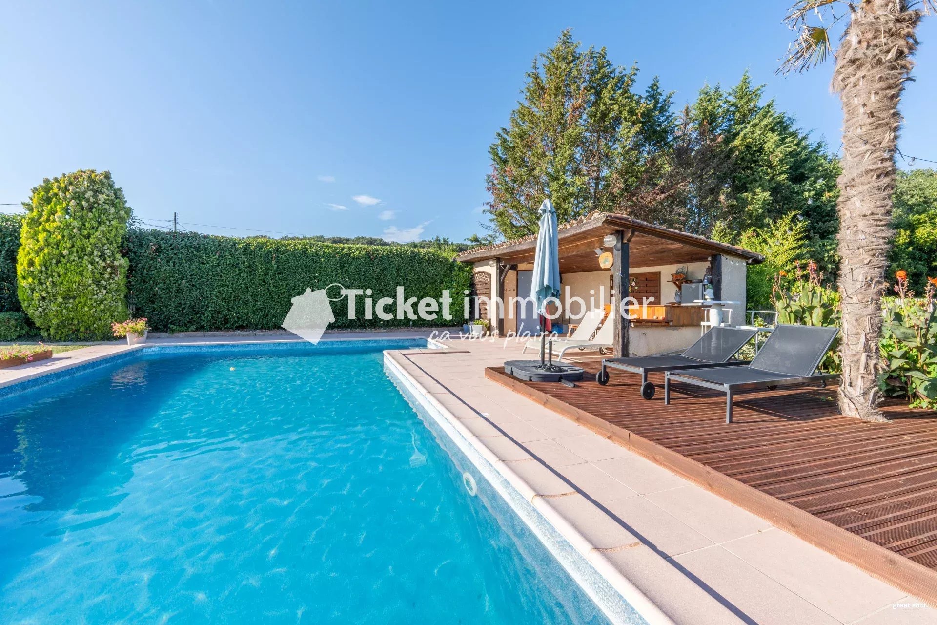THIL - Maison T5 de 226m2 avec piscine, terrain de 9000m2 et dépendance à rénover
