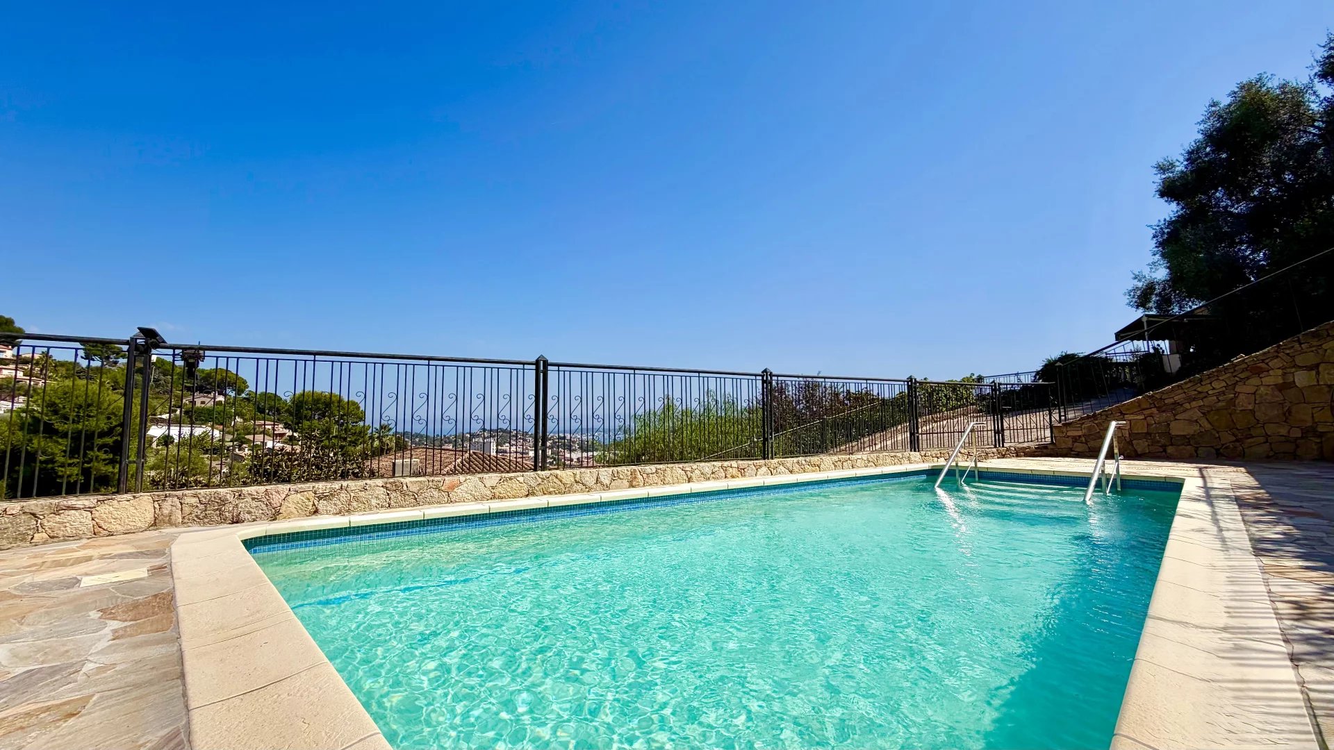 Maison d'exception vue mer de 250 m2 à Vallauris, sur terrain de 1500 m² avec possibilité d'extension