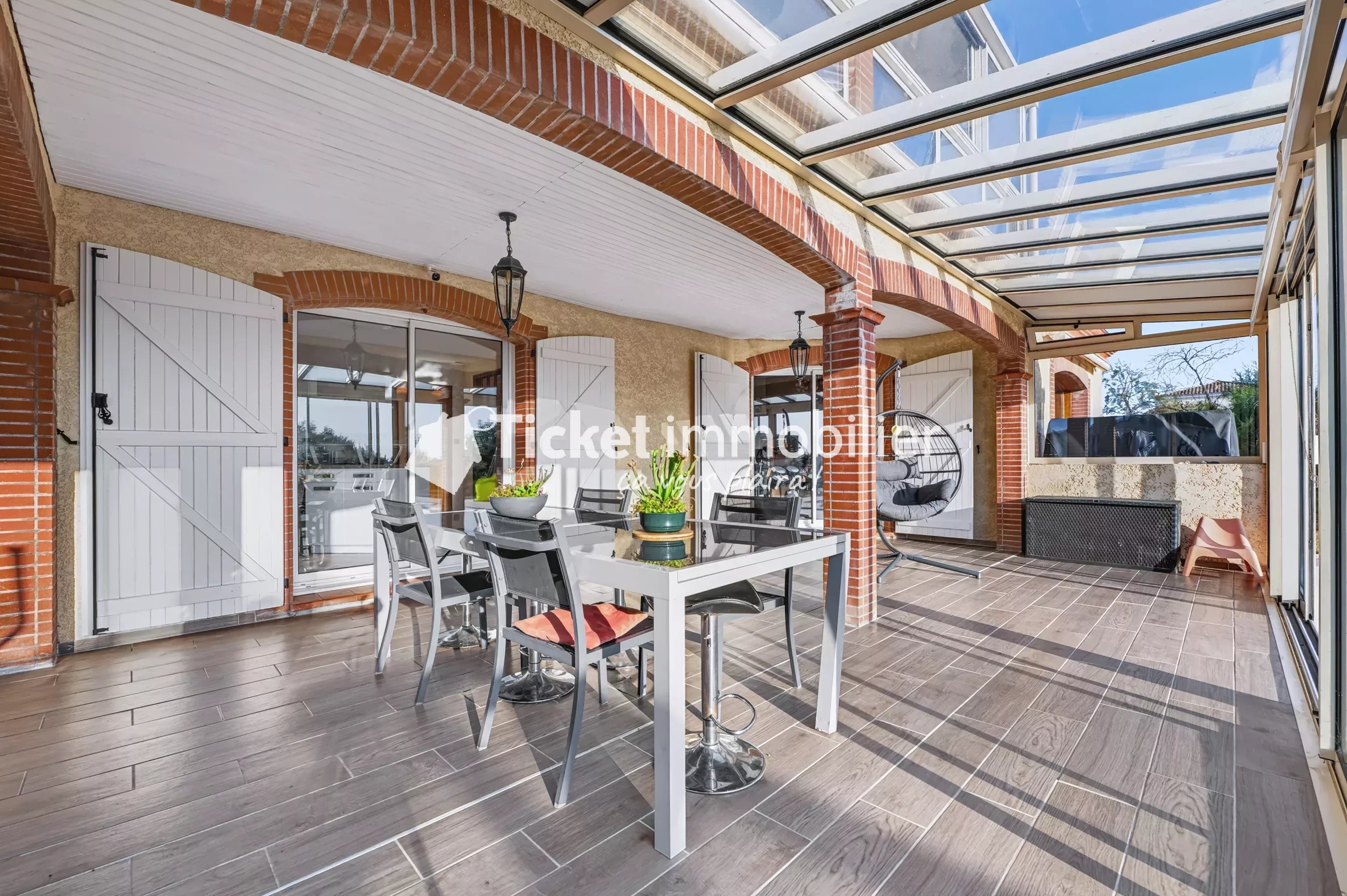 VILLA T6 215m2 TERRAIN 5558m2 CONSTRUCTIBLE, PISCINE AU SEL LINER NEUF, AQUATHERMIE 2 PUITS, 4KW PANNEAUX, DOUBLE VERANDA 72m2, CHAUFFAGE SOL, CAVE A VIN, VUE PYRENEES ETC ...