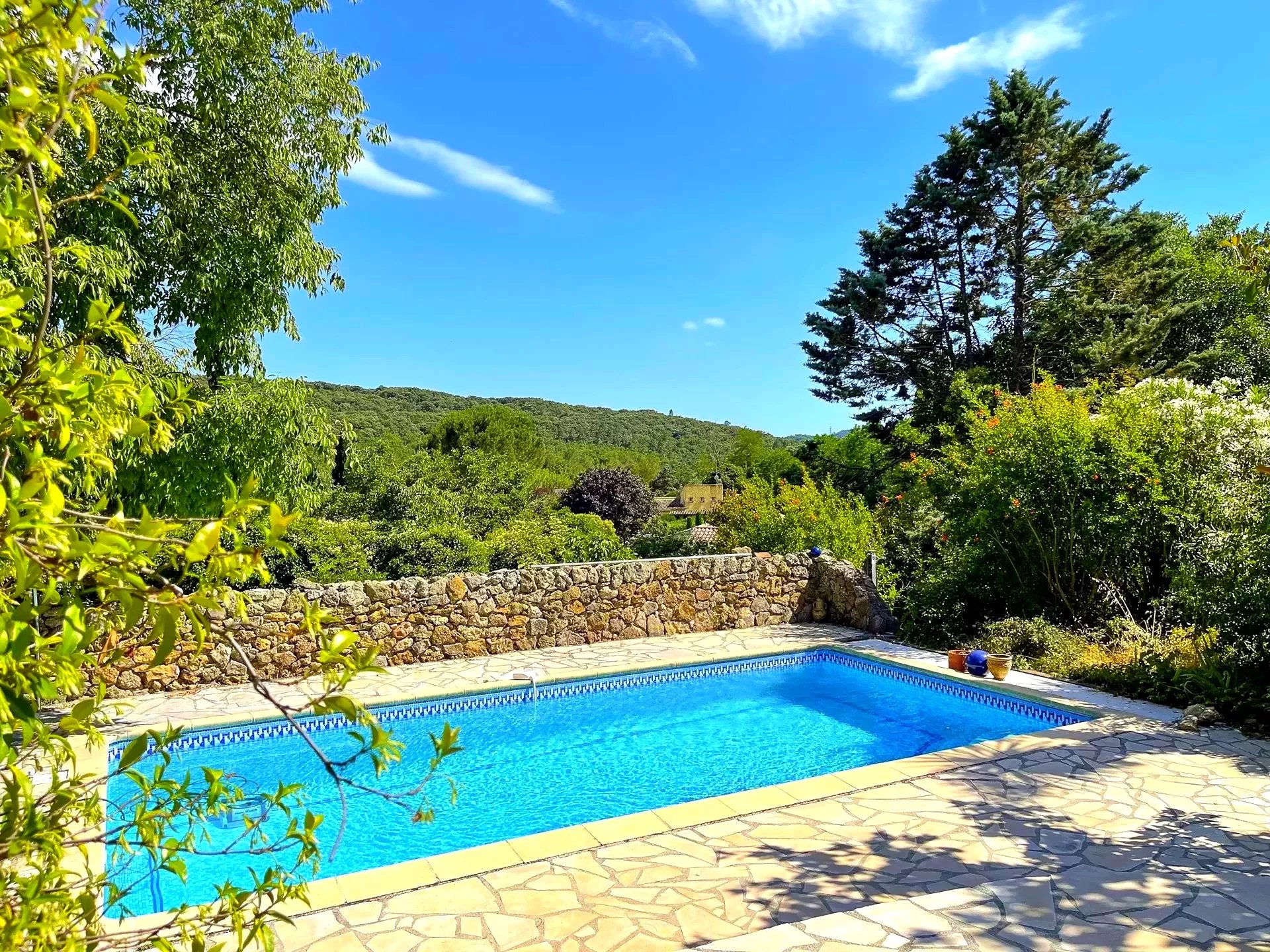 Canton de Fayence – Élégante Bergerie du XVIIe siècle avec Piscine & Dépendances
