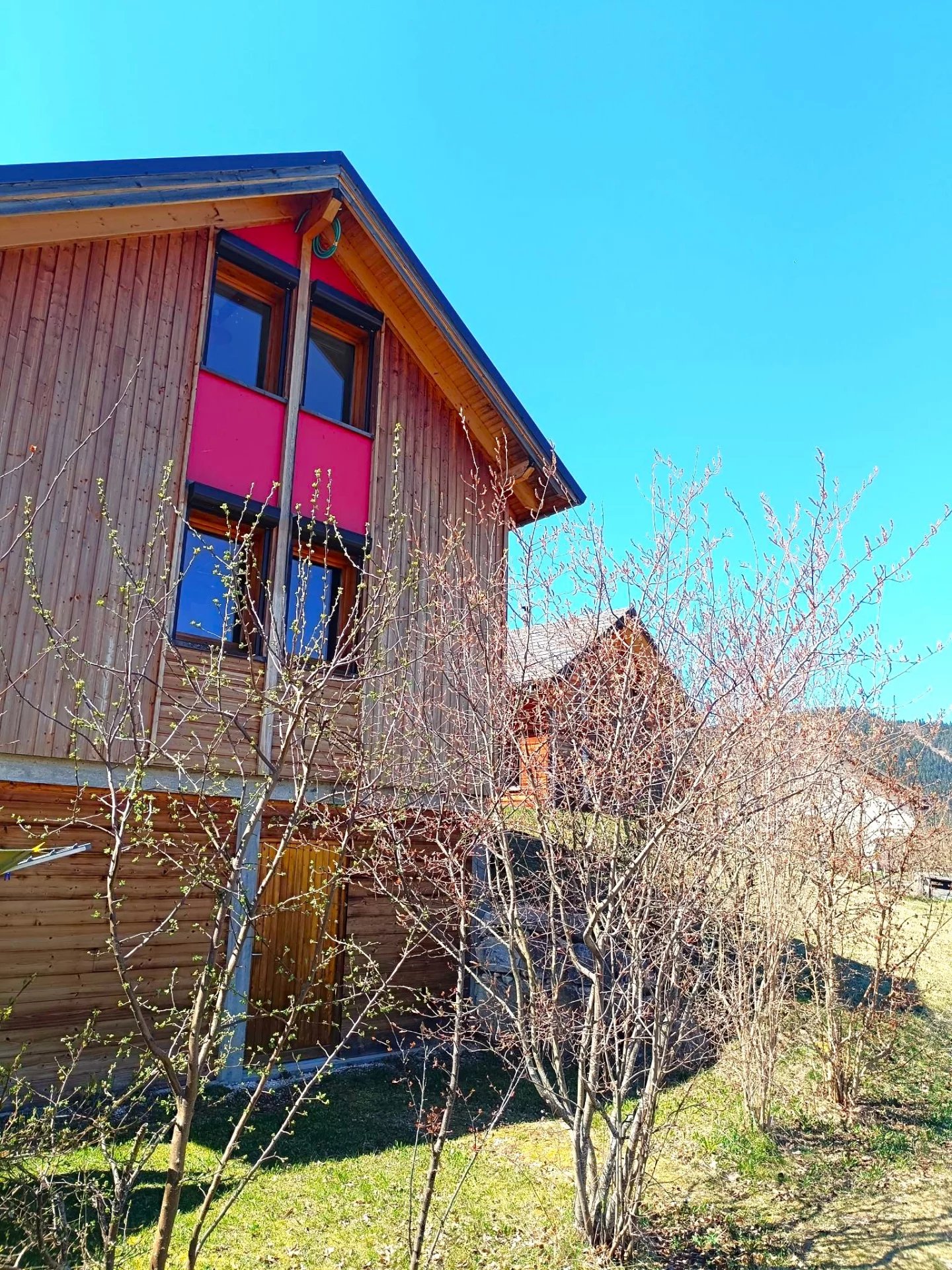 Villard de Lans. Very beautiful 116m2 wooden frame house, with magnificent views of the mountains! Garden and 2 garages.