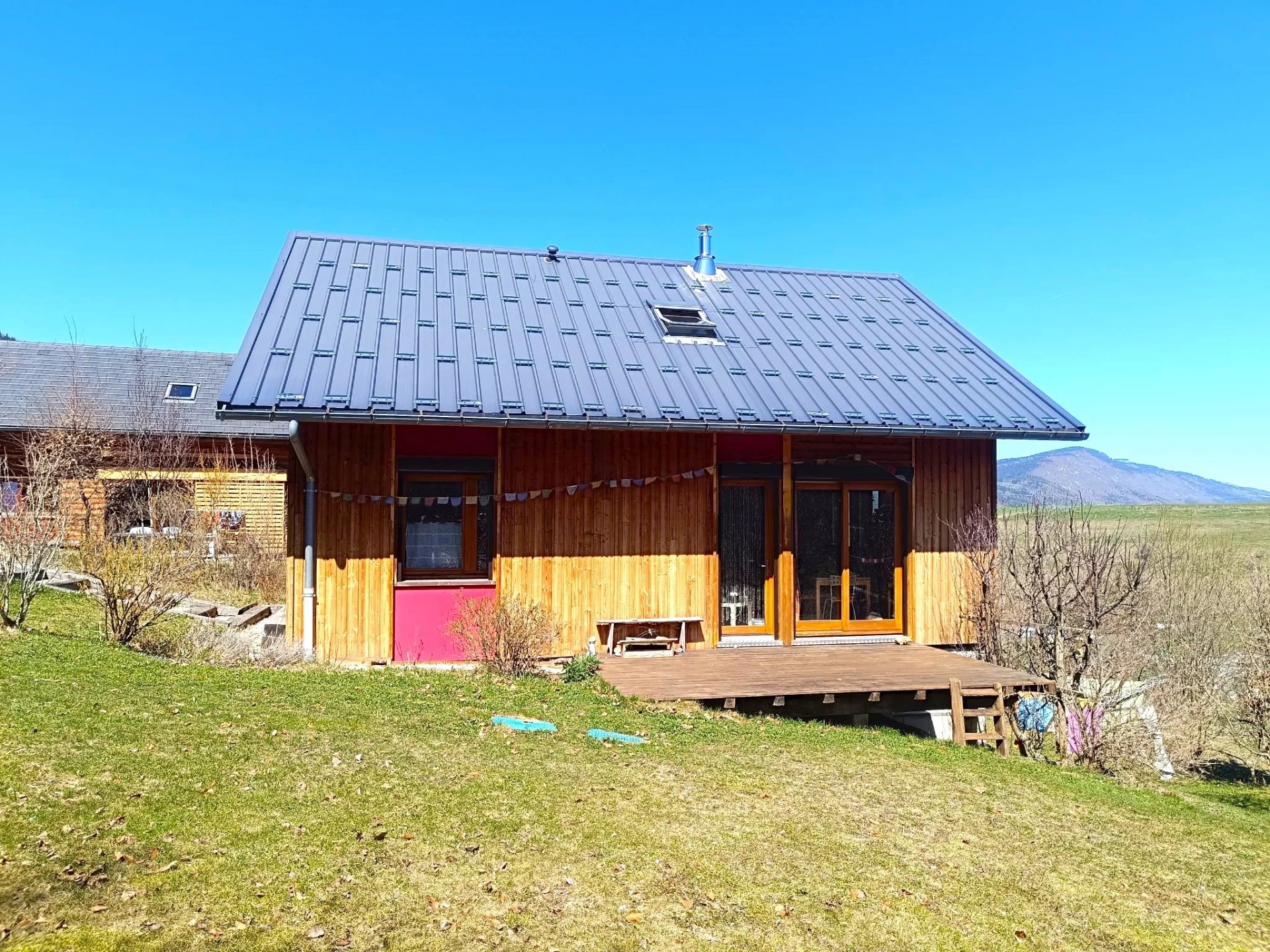 Villard de Lans. Very beautiful 116m2 wooden frame house, with magnificent views of the mountains! Garden and 2 garages.