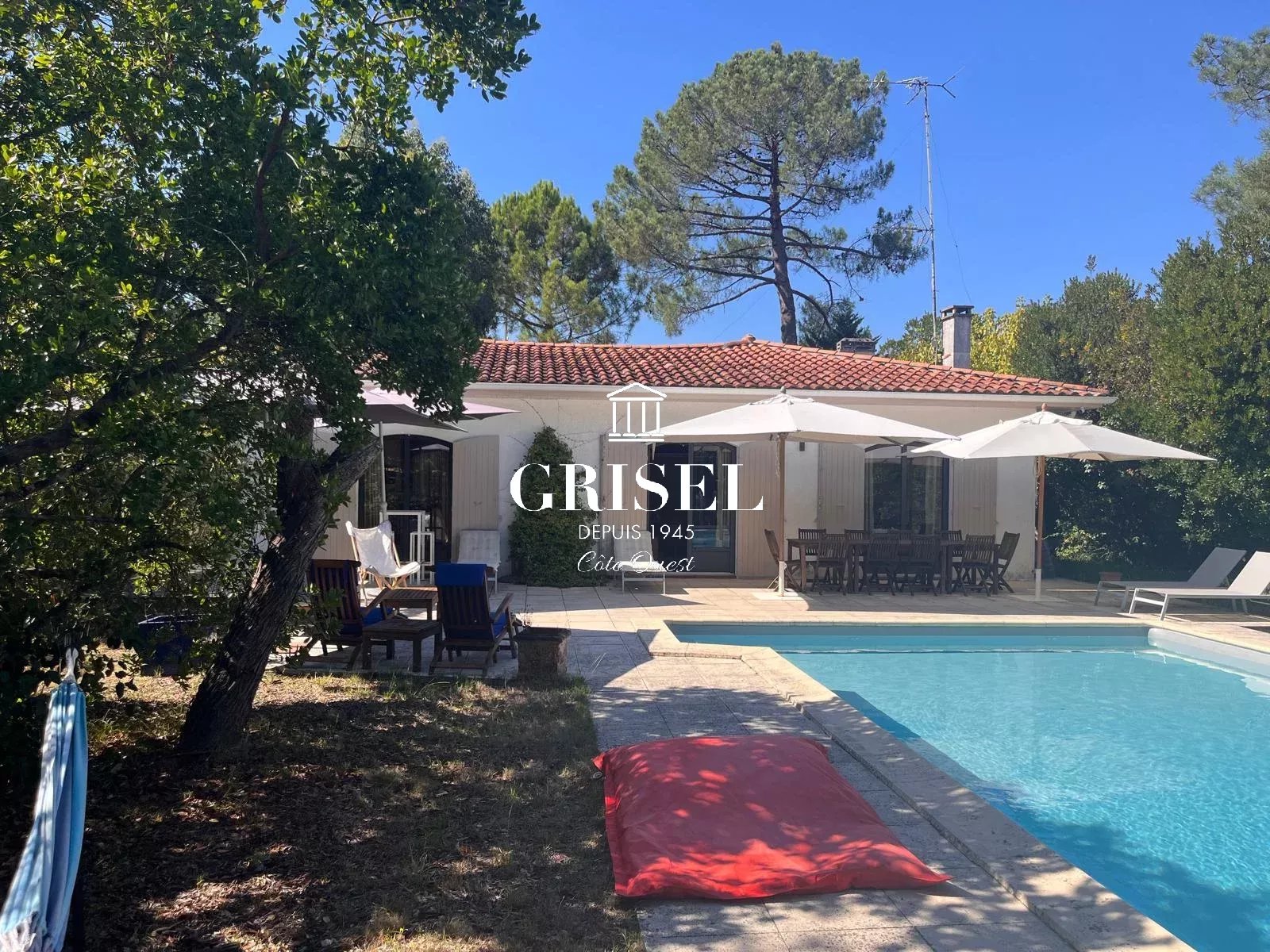 Spacious family home with pool in Petit Piquey