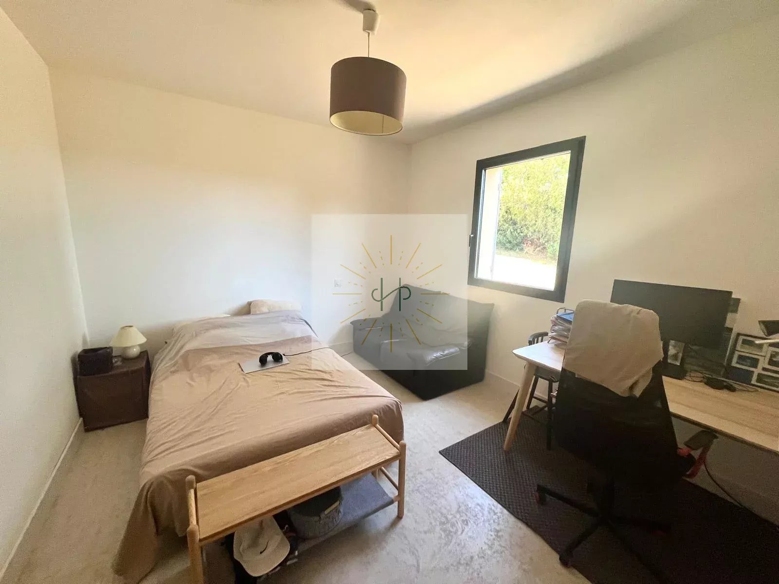 Villa contemporaine de plain-pied avec vue dégagée et piscine