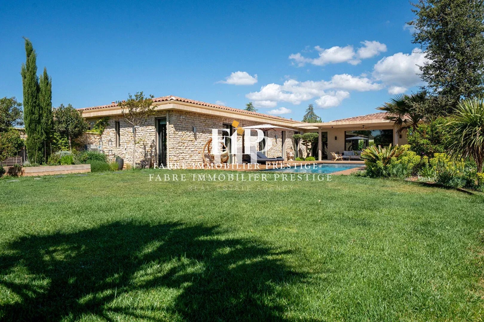 Maison contemporaine de 230m2 environ récente à 10min du centre d' Aix-en-Provence (sud/ouest)