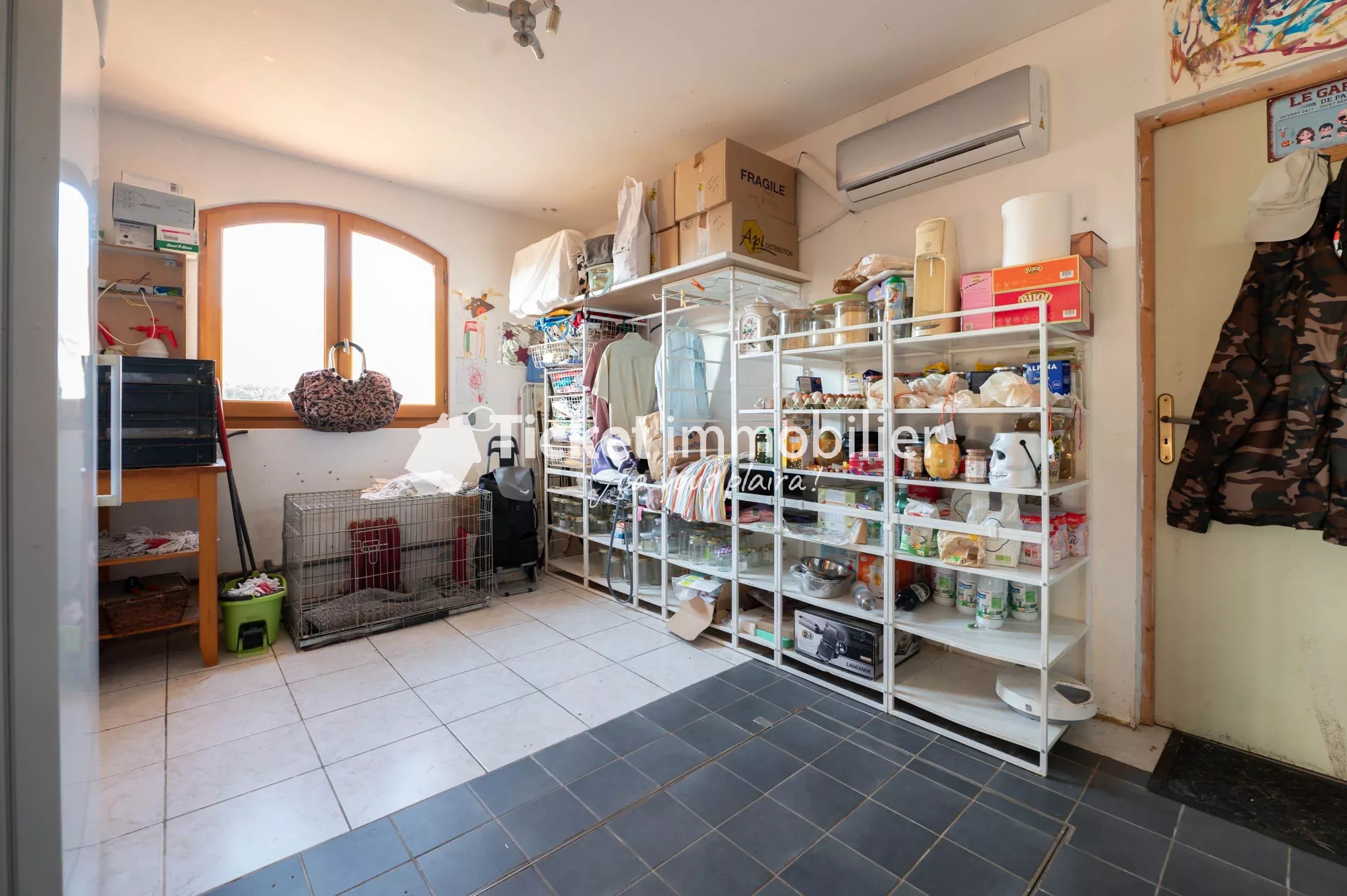 VILLA T6 215m2 TERRAIN 5558m2 CONSTRUCTIBLE, PISCINE AU SEL LINER NEUF, AQUATHERMIE 2 PUITS, 4KW PANNEAUX, DOUBLE VERANDA 72m2, CHAUFFAGE SOL, CAVE A VIN, VUE PYRENEES ETC ...