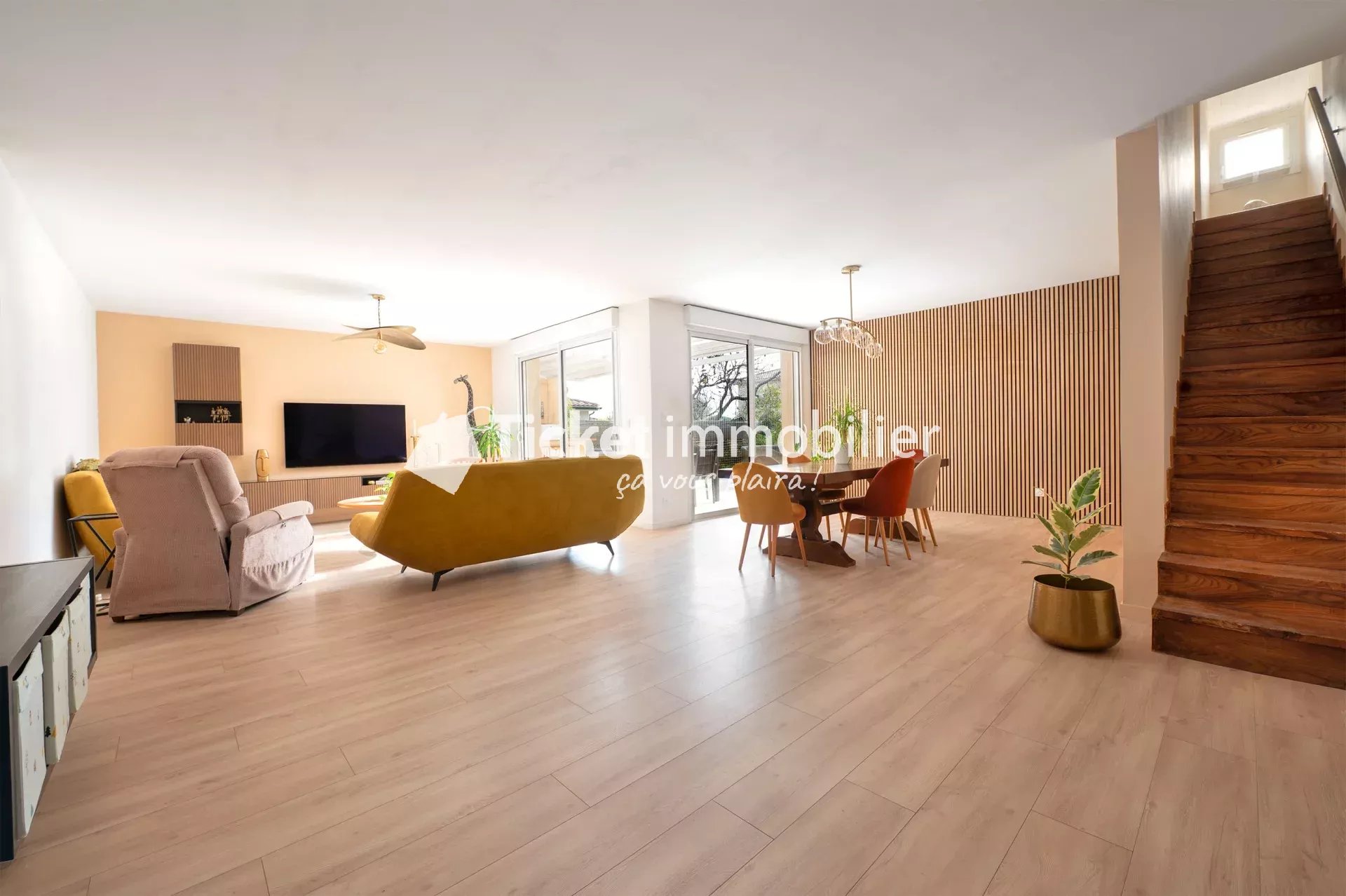MAISON T9 203m2 RÉNOVÉE ET D'EXCEPTION AVEC TRIPLE GARAGE, POMPE A CHALEUR, TERRAIN DE 1636m2 ...