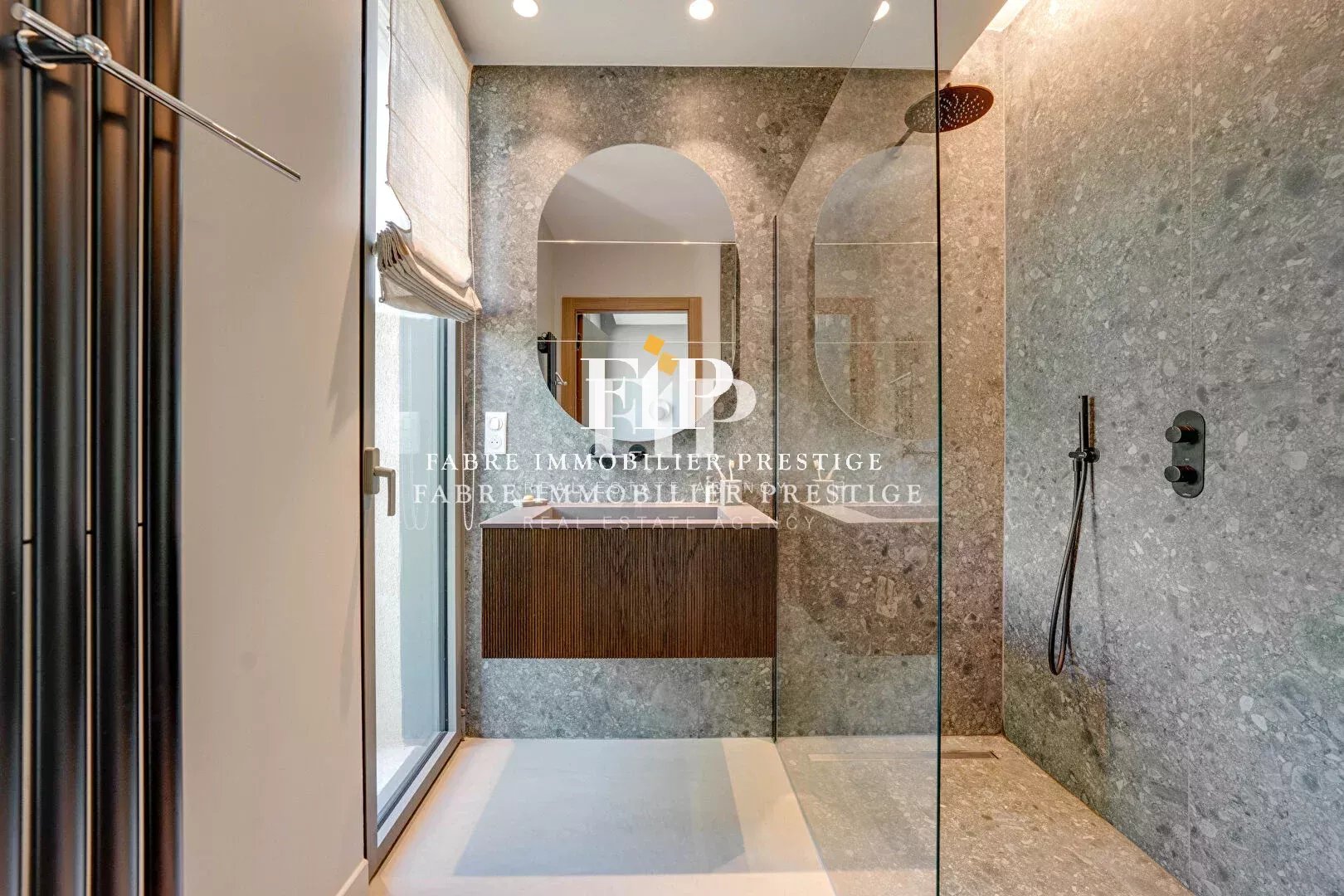 Maison contemporaine de 230m2 environ récente à 10min du centre d' Aix-en-Provence (sud/ouest)