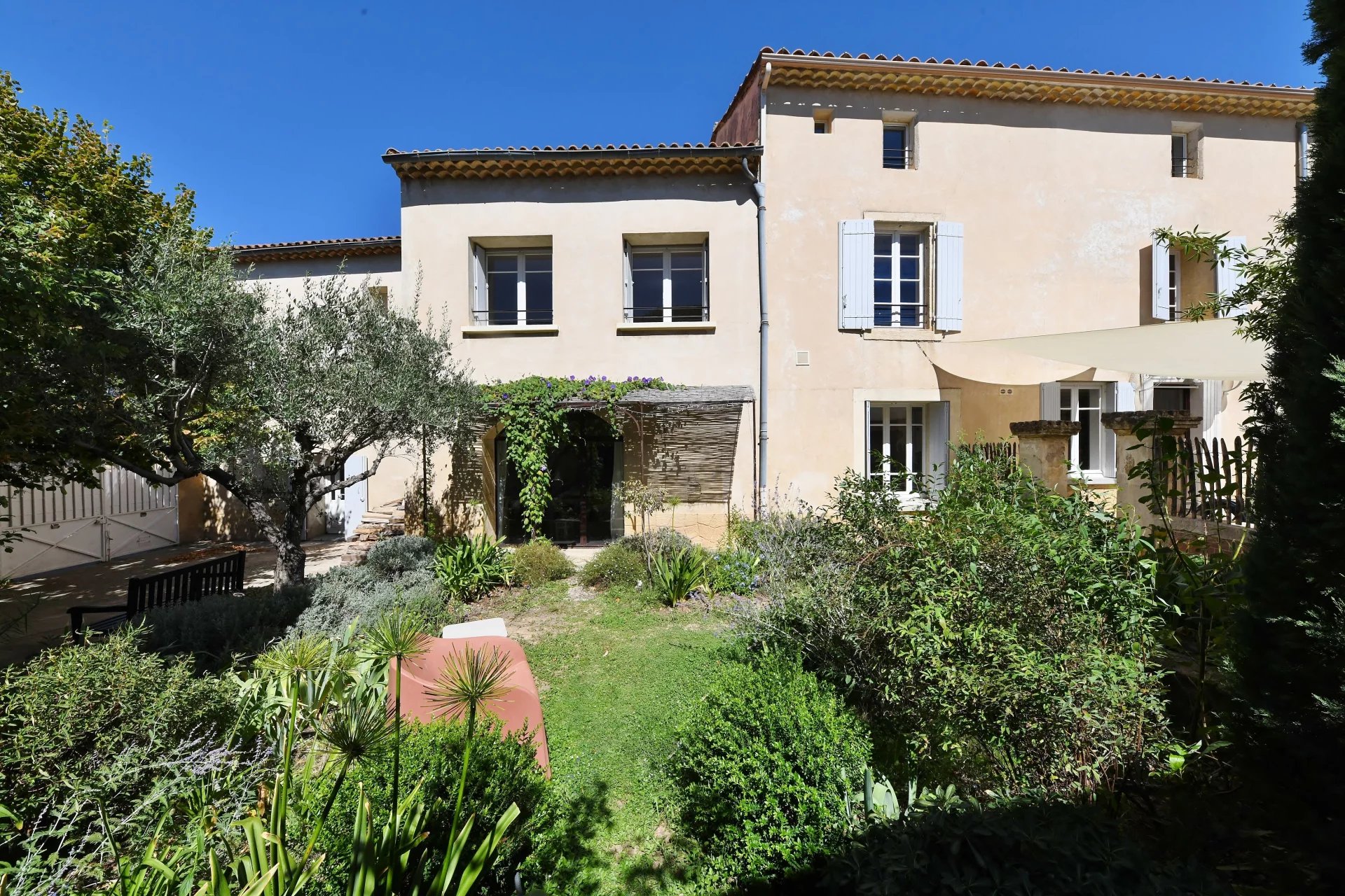 Maison de village avec jardin, bassin de nage et dépendance...