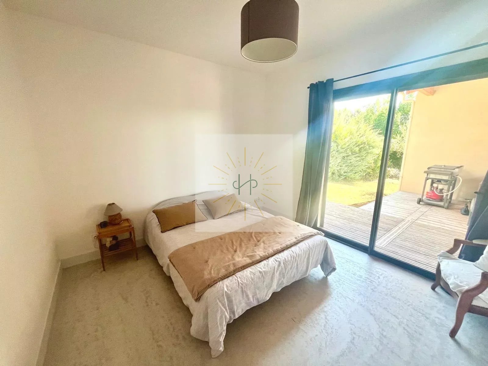 Villa contemporaine de plain-pied avec vue dégagée et piscine