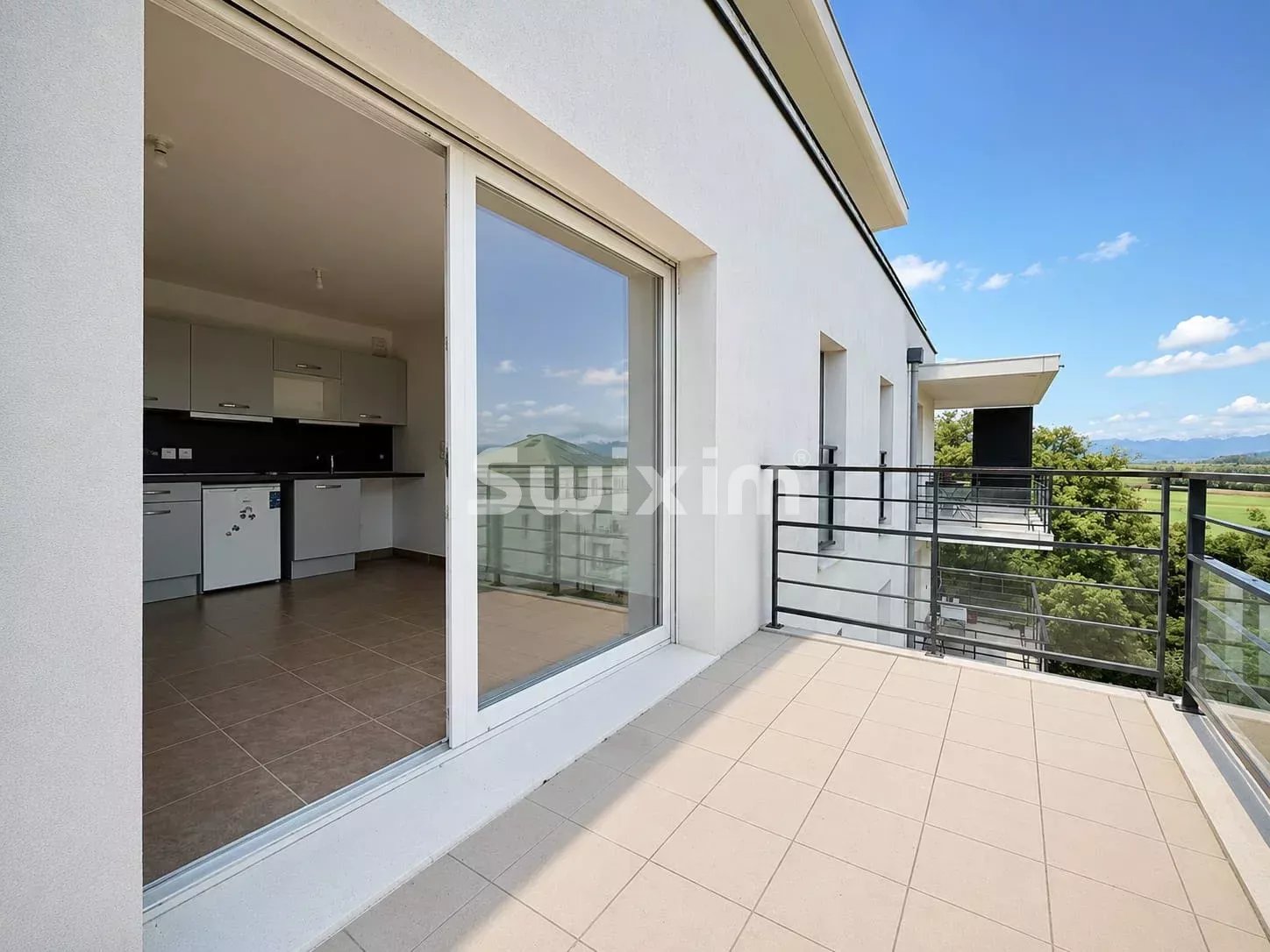 Studio lumineux avec balcon – Secteur recherché proche frontière