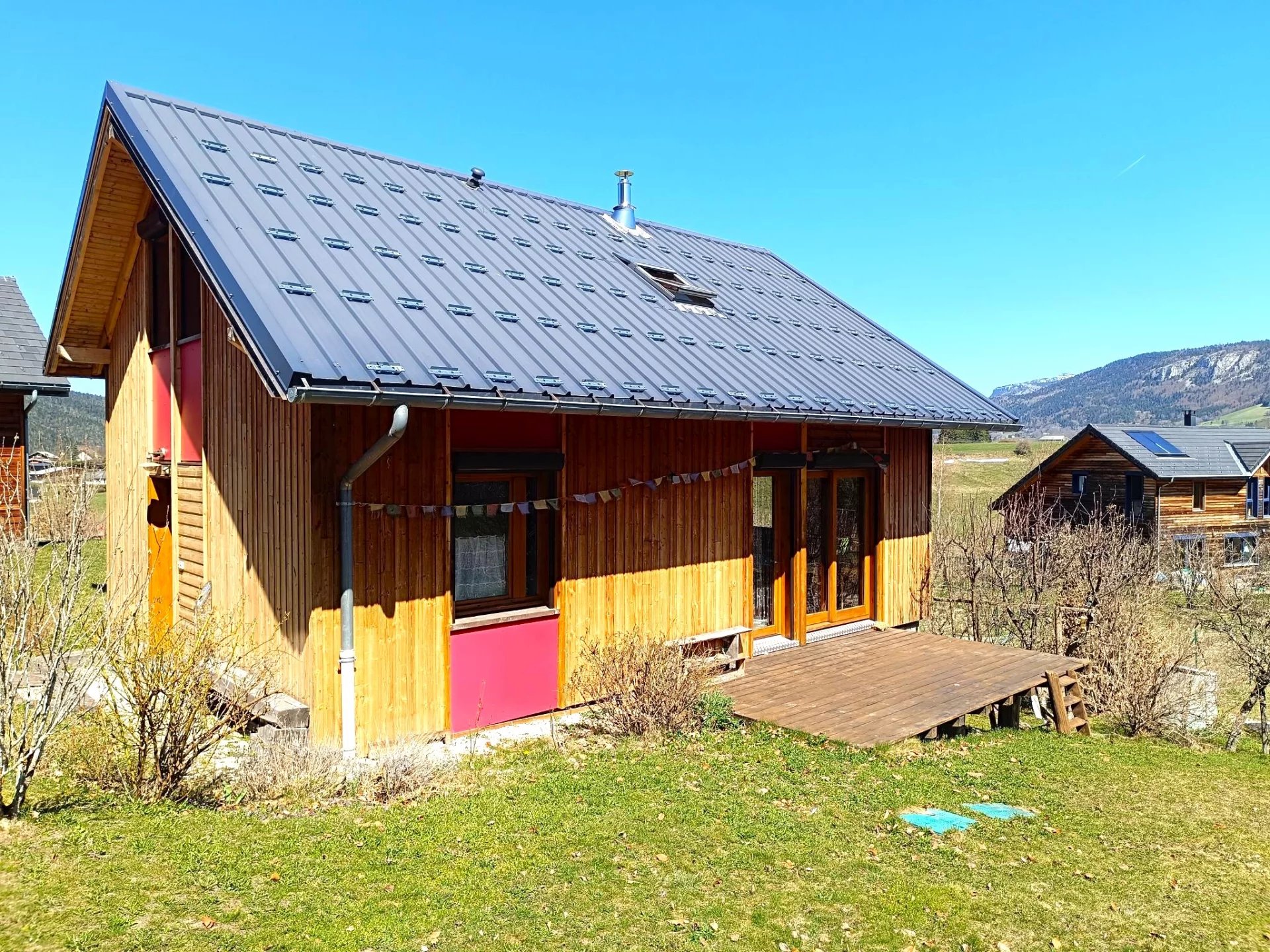 Villard de Lans. Very beautiful 116m2 wooden frame house, with magnificent views of the mountains! Garden and 2 garages.