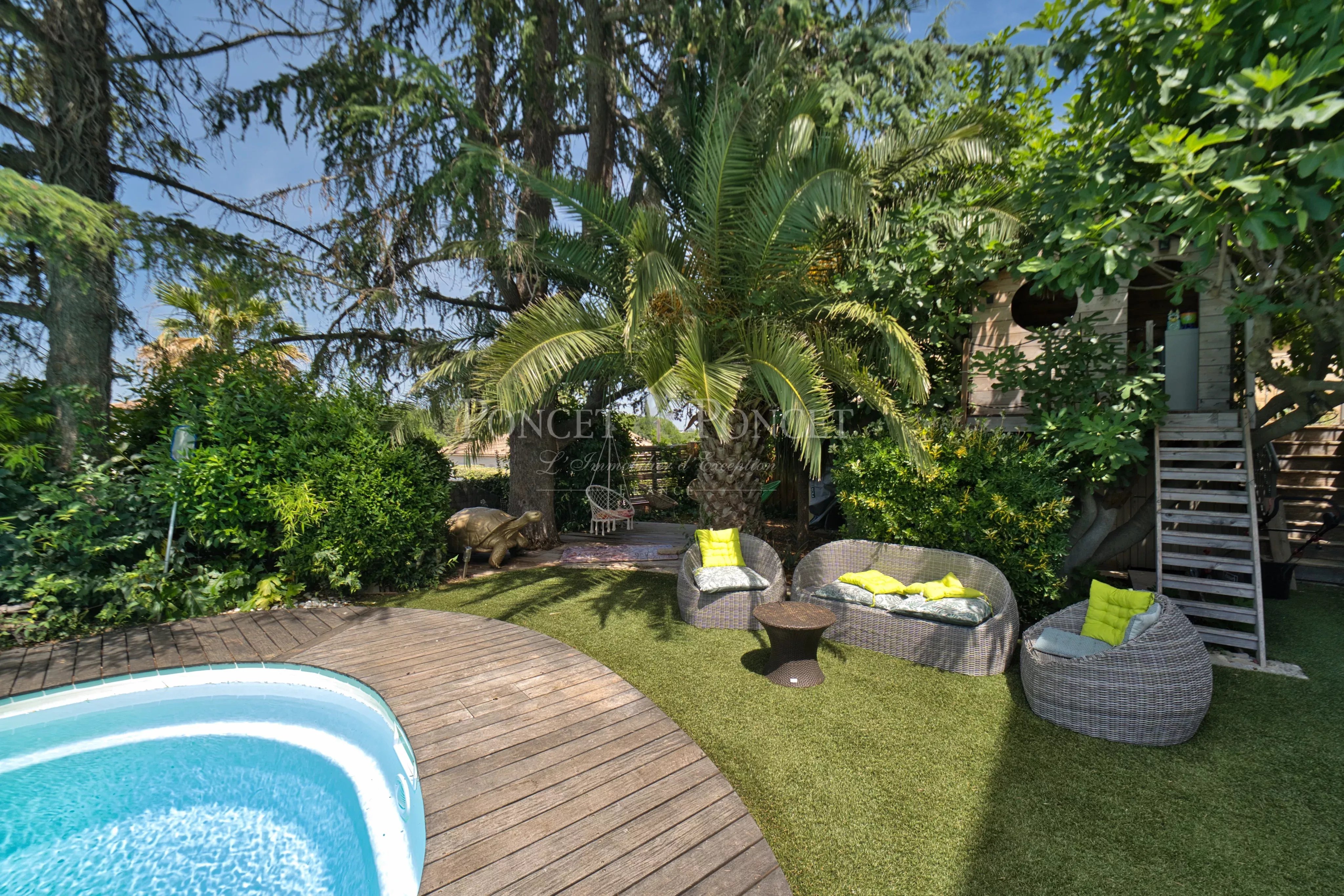 Maison en plein coeur du village avec vue dominante