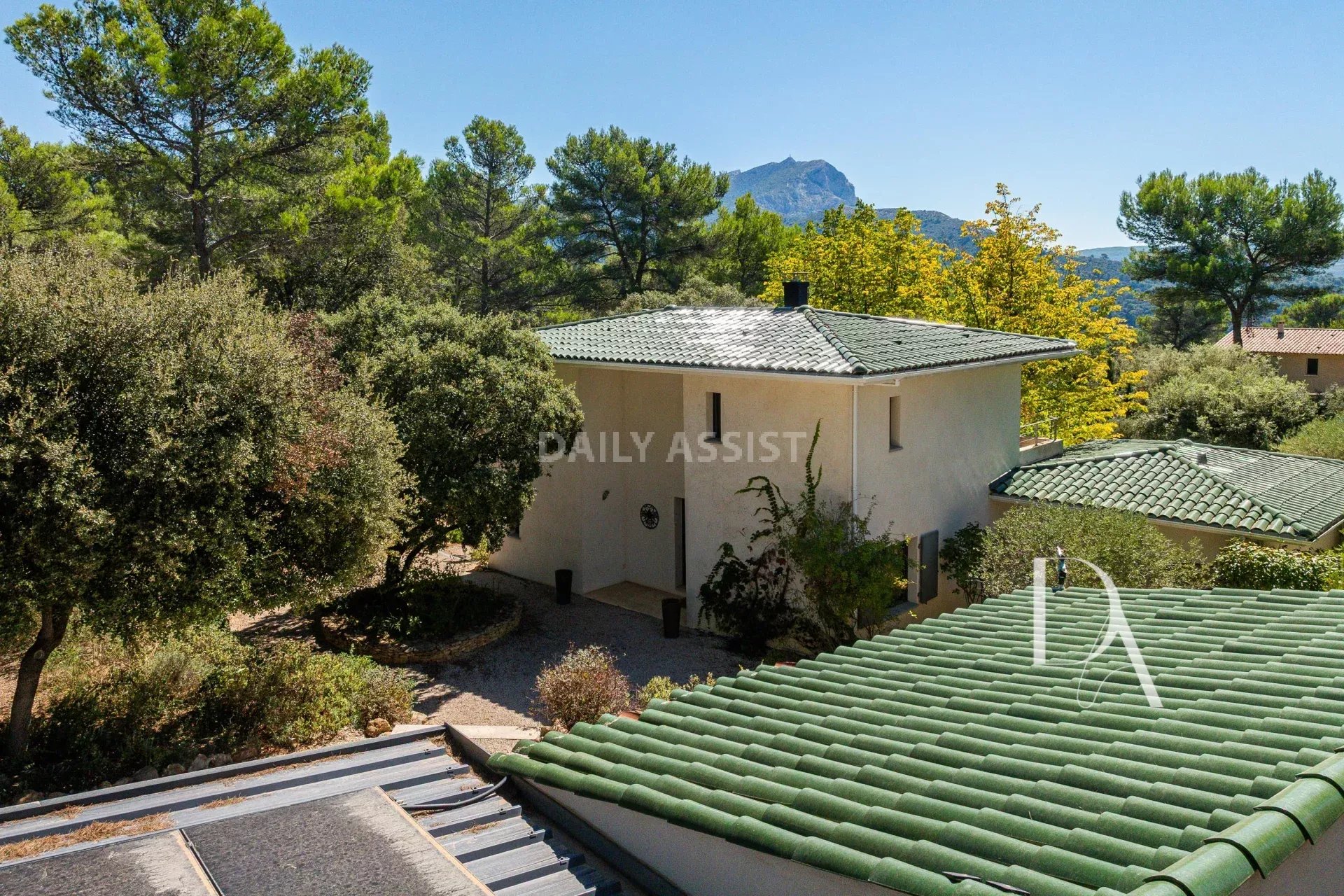 Villa contemporaine avec piscine à Saint-Marc-Jaumegarde – 214 m² au cœur d’un parc de 4 000 m²