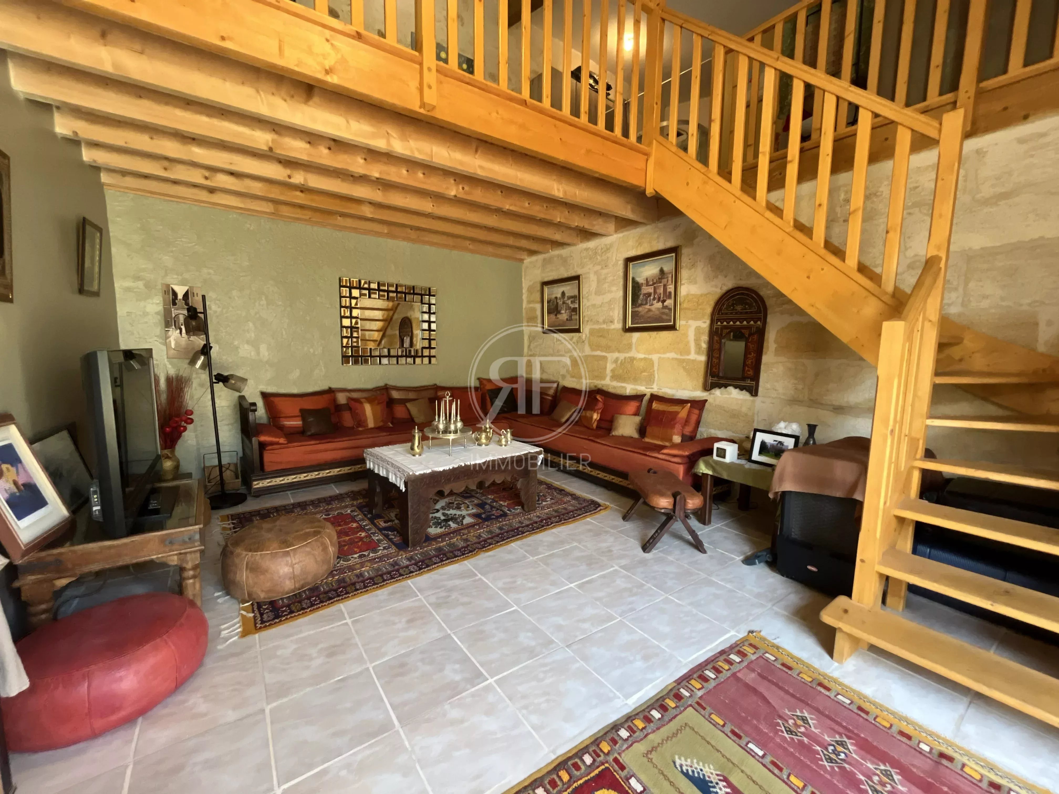 Maison familiale + dépendances avec jardin et piscine
