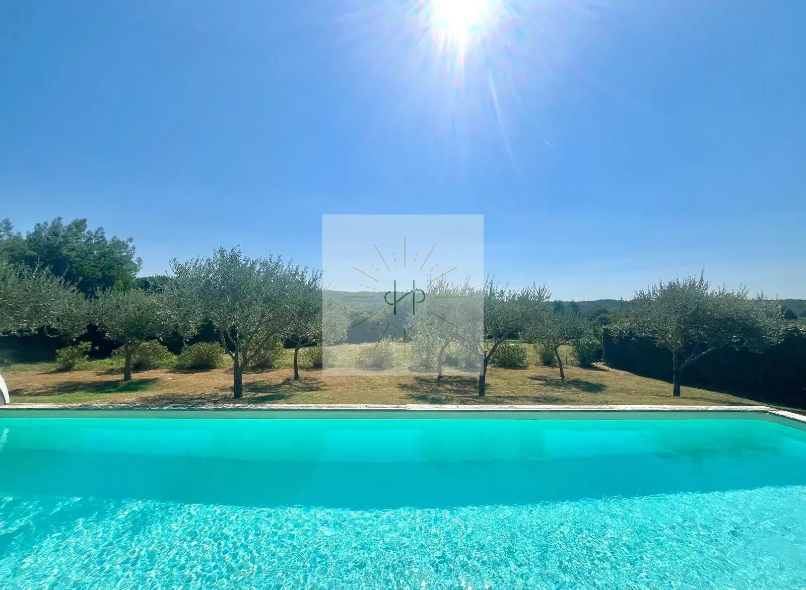 Villa contemporaine de plain-pied avec vue dégagée et piscine